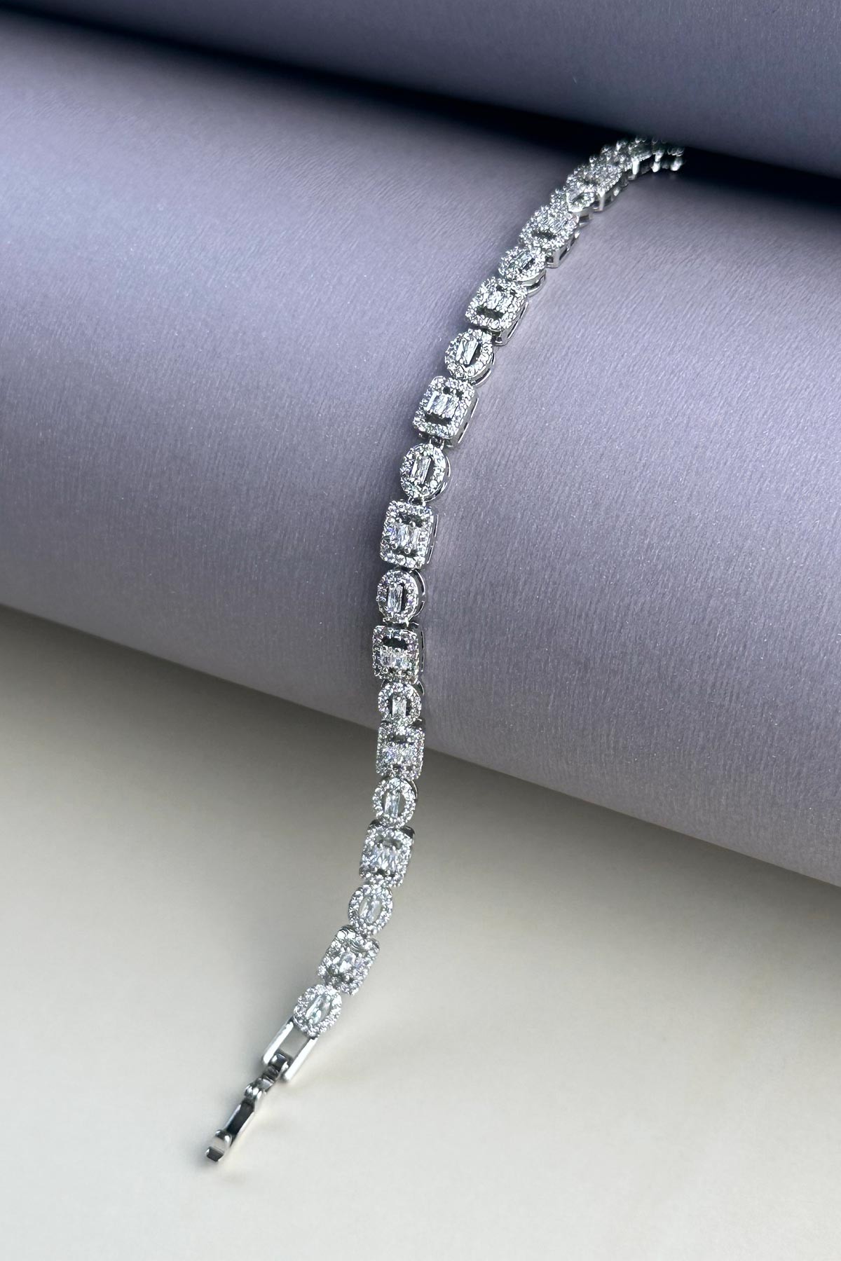 Silver Kristal Baget Detay Kare Ve Oval Tasarım Sıralı Bileklik ABL7304