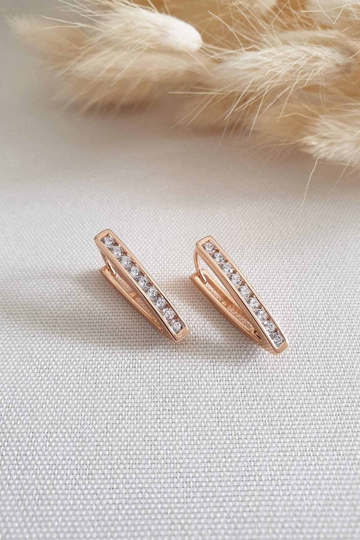 Gold İri Taşlı Exclusive V Küpe Ake3283