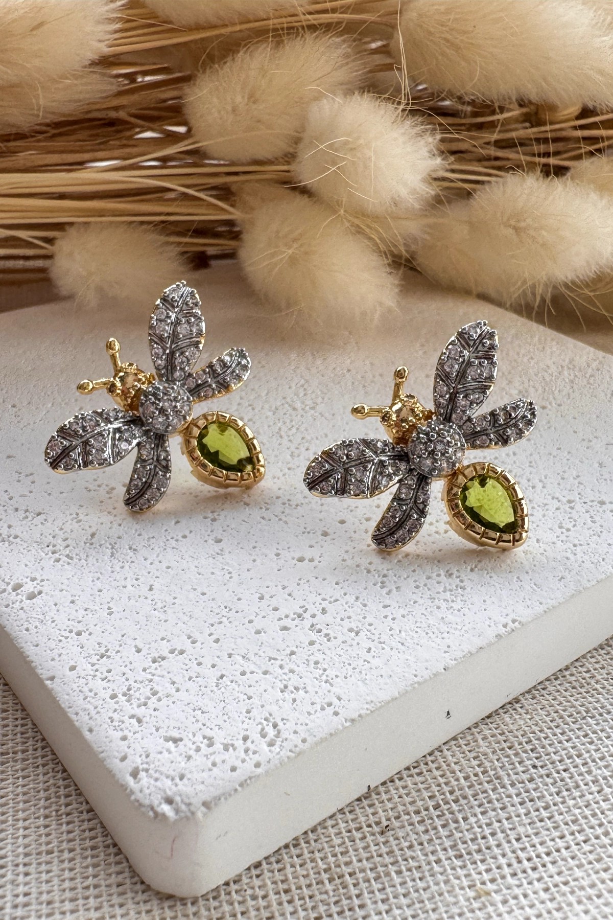 Gold Zirkon Kanatlı Tektaş Ve Yeşil Kristal Taş Detay Beetle Tasarım Glory Küpe AKE9010