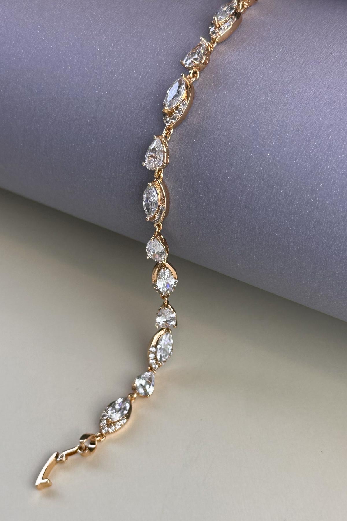 Gold Zirkon Detay Sıra Badem Tasarım Kristal Taşlar Luxury Bileklik ABL7197