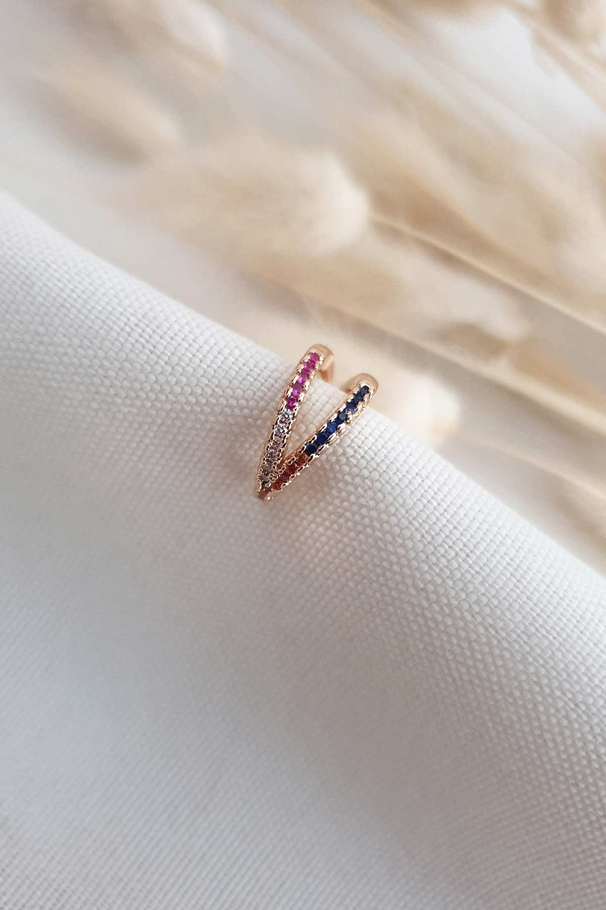 Colour Zirkonium Gold Sıkıştırmalı Kıkırdak Küpe AKE2919