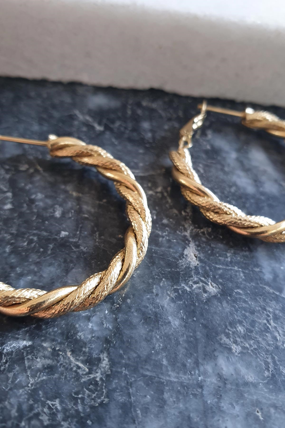 Lazer Kesim Gold Burgu Çelik Küpe AKE4461