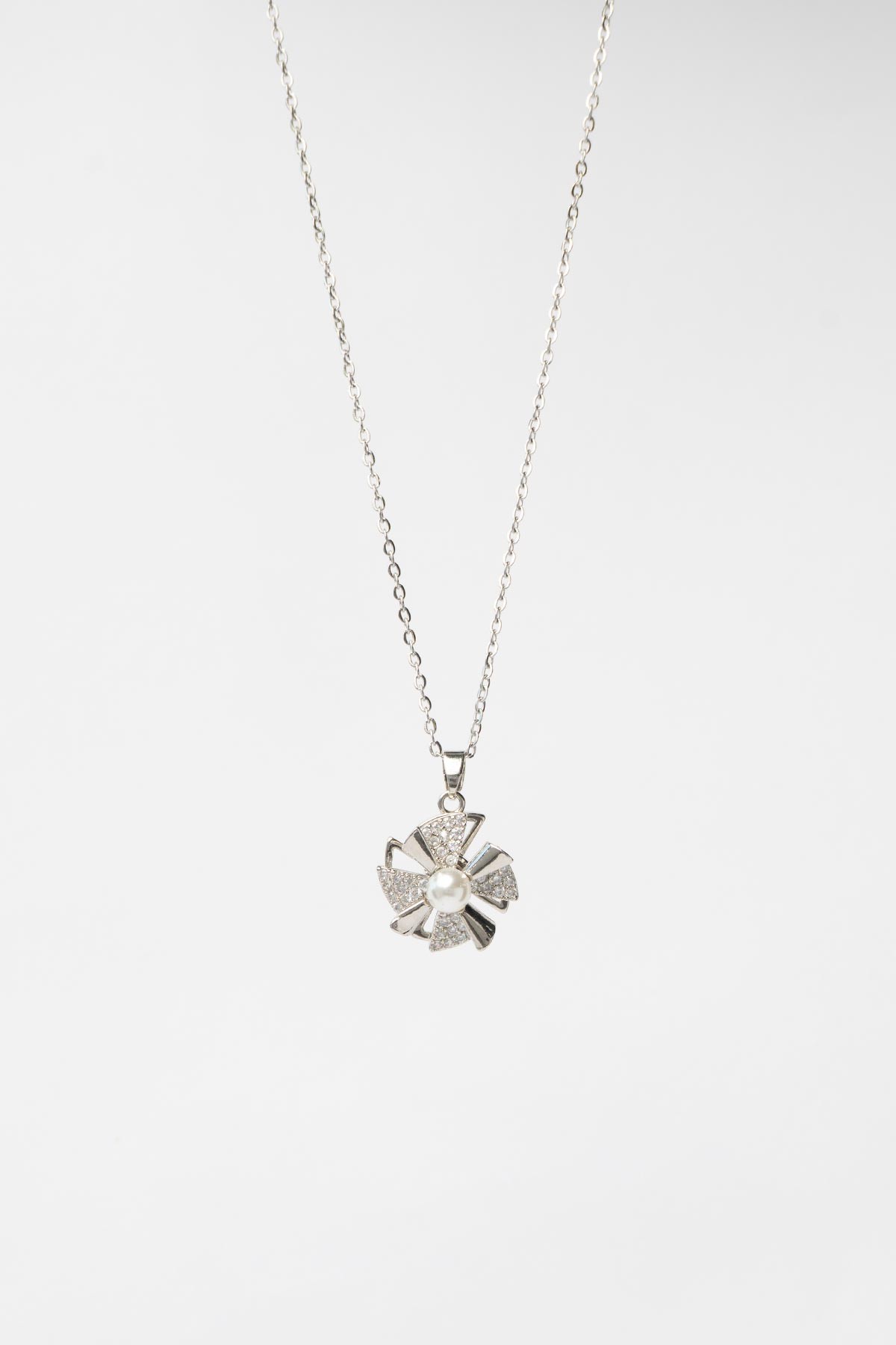 Silver Minimal Zincir İnci Ve Zirkon Detaylı Rüzgar Gülü Tasarım Dönebilen 45cm Çelik Kolye AKL4142