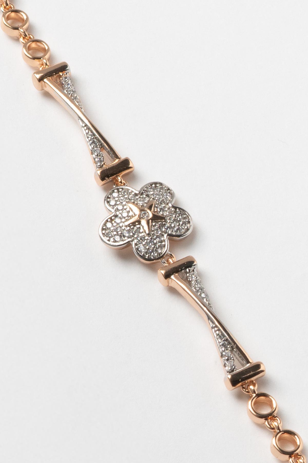 Zirkon Papatya İçerisinde Gold Yıldız Tasarım Luxury Bileklik ABL7189