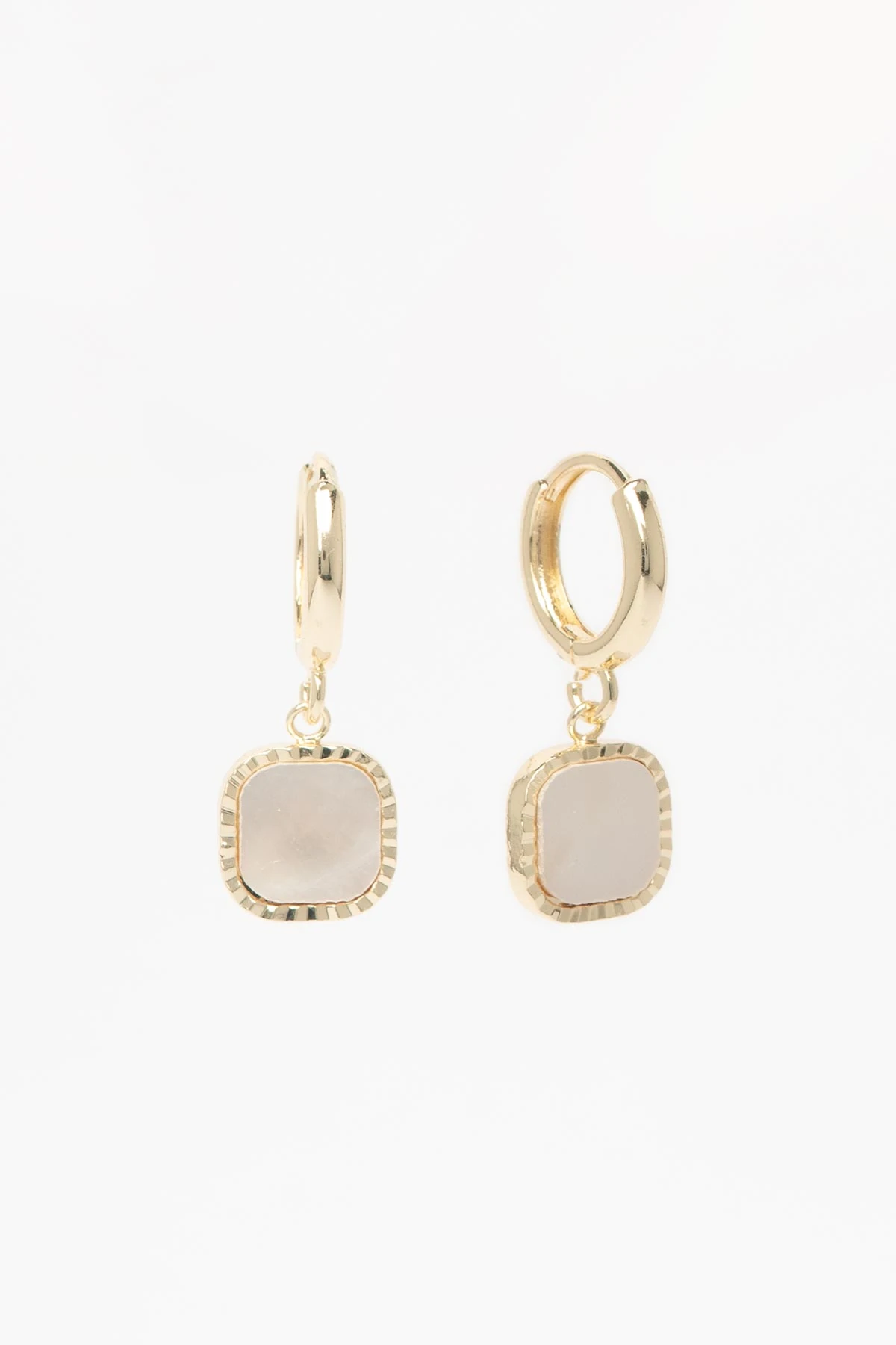 Gold 14K Beyaz Sedef Detay Kare Figür Sallantılı Glory Küpe AKE9425