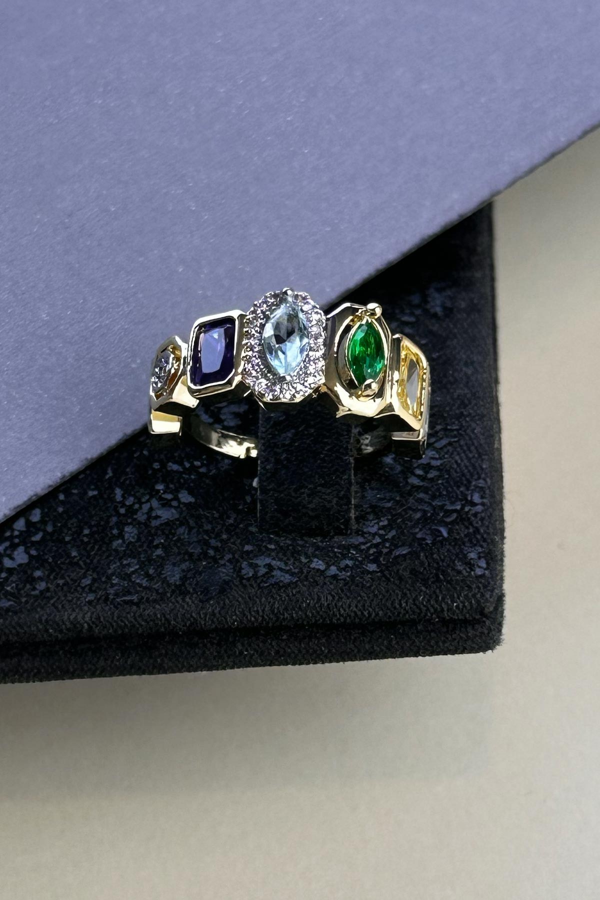 Zirkon Detay Renkli Baget Taşlı Gold Tasarım Glory Yüzük AYZ8402