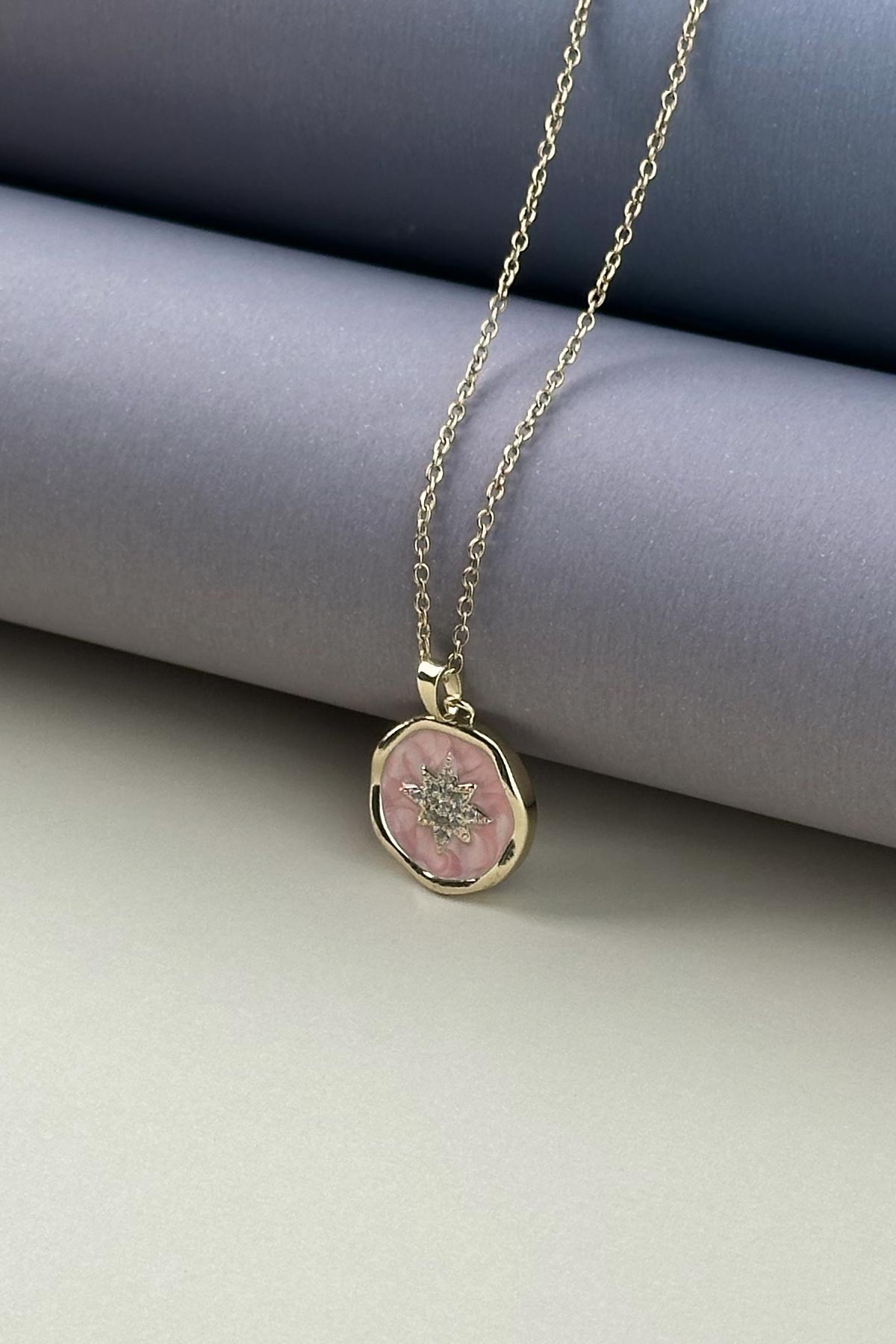 Gold Minimal Zincir Pembe Mineli Zirkon Detay Kuzey Yıldızı Madalyon Tasarım Çelik Kolye AKL4029