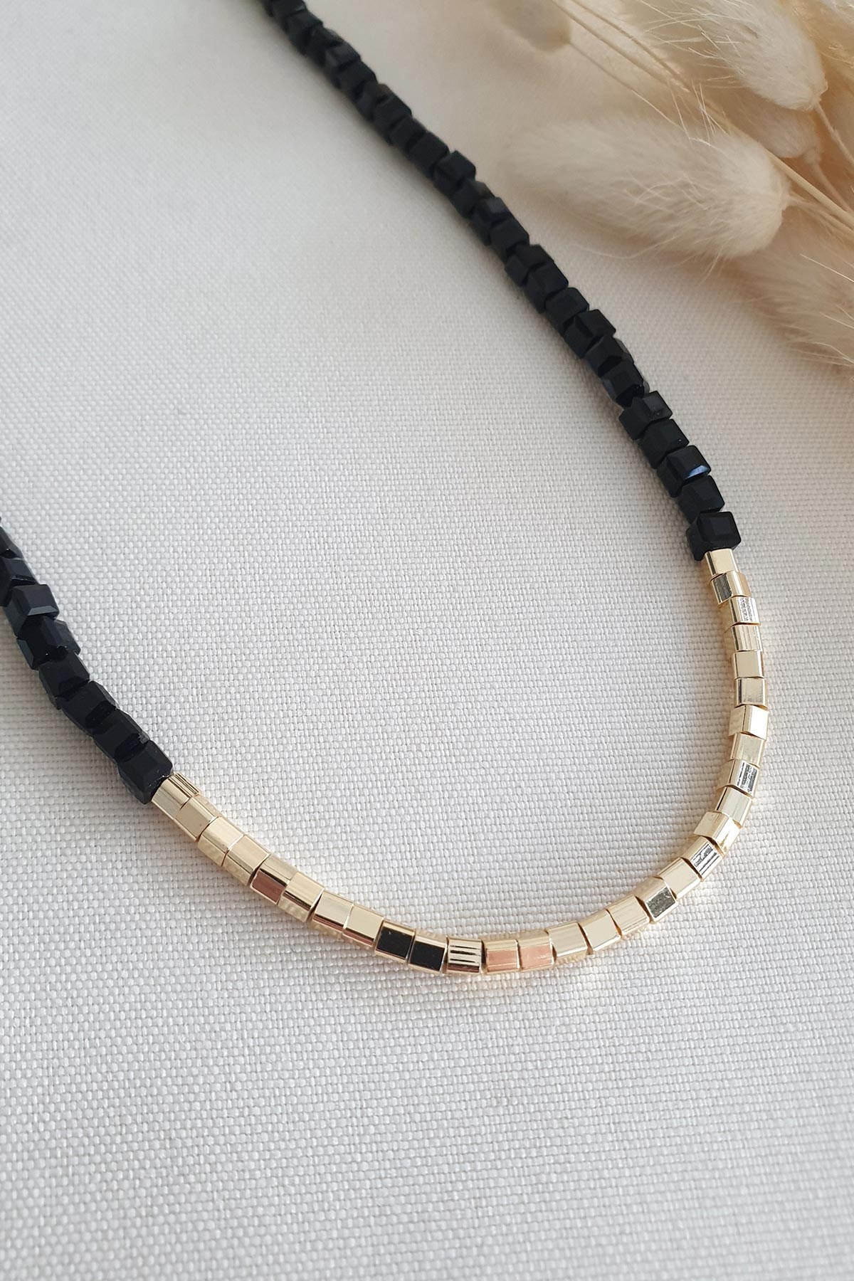 Kristal Siyah Boncuk Gold Küp Detaylı Kolye 45 cm AKL1361
