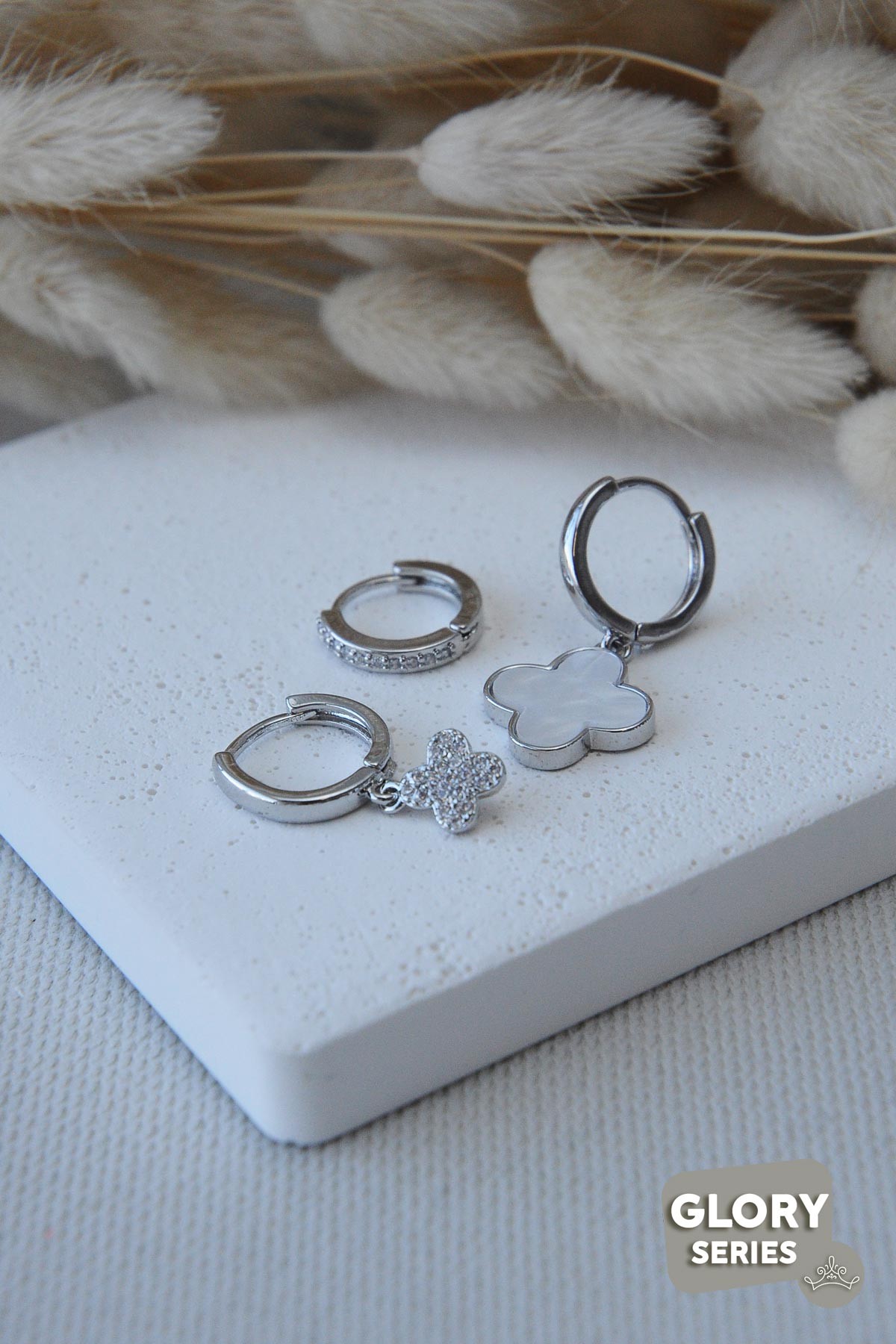 Silver Zirkon Taş Ve Sedef Detay Yoncalar Çoklu Glory Küpe AKE6821