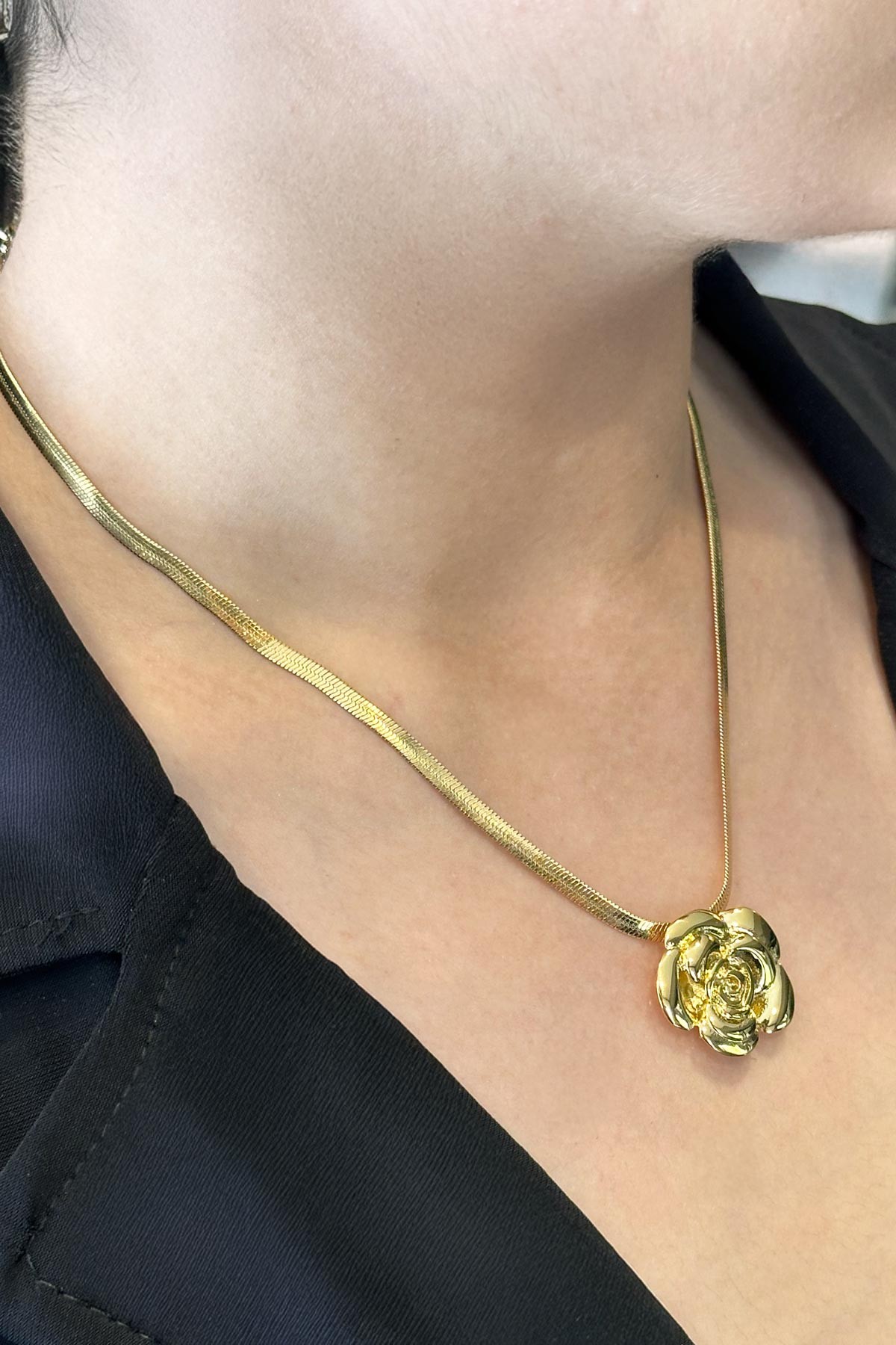 Gold İtalyan Zincir Büyük Çiçek Detay Çelik Kolye AKL3717