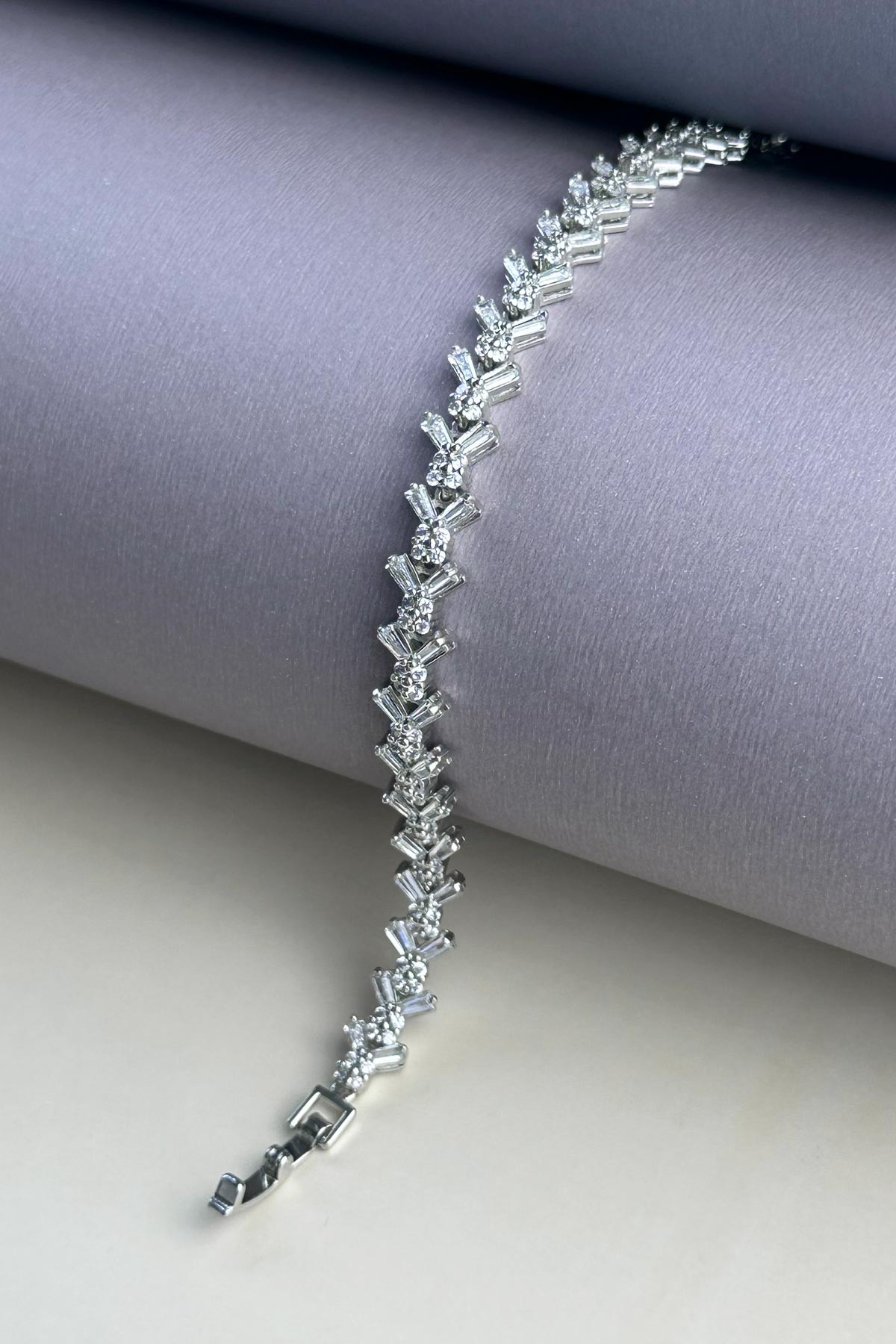 Silver Kristal Minimal Çiçek Ve Baget Detay Bileklik ABL7301