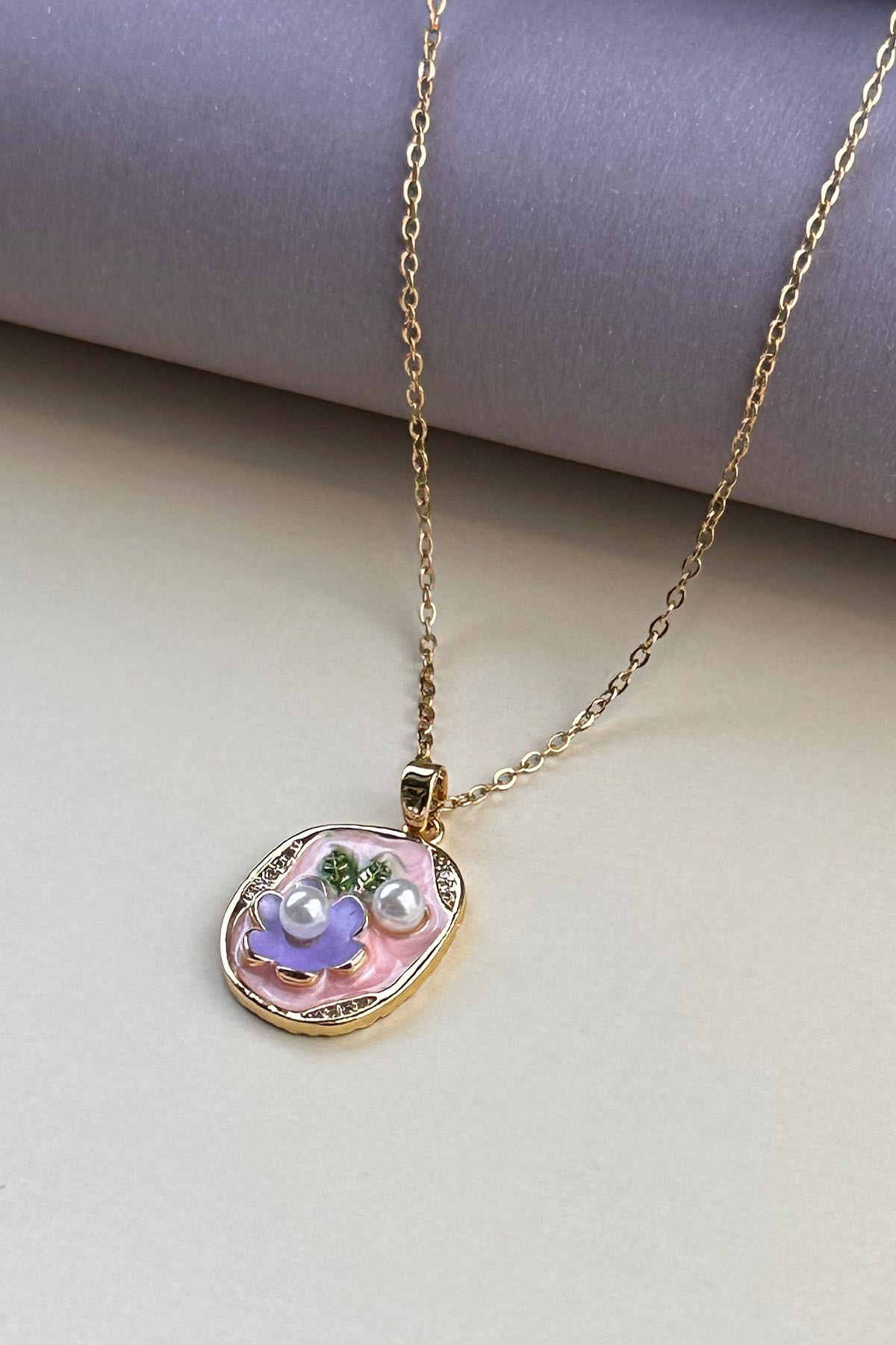 Gold Minimal Zincir Pembe Mineli Minimal İncili Mor Çiçek Madalyon Tasarım Çelik Kolye 45 cm AKL4062