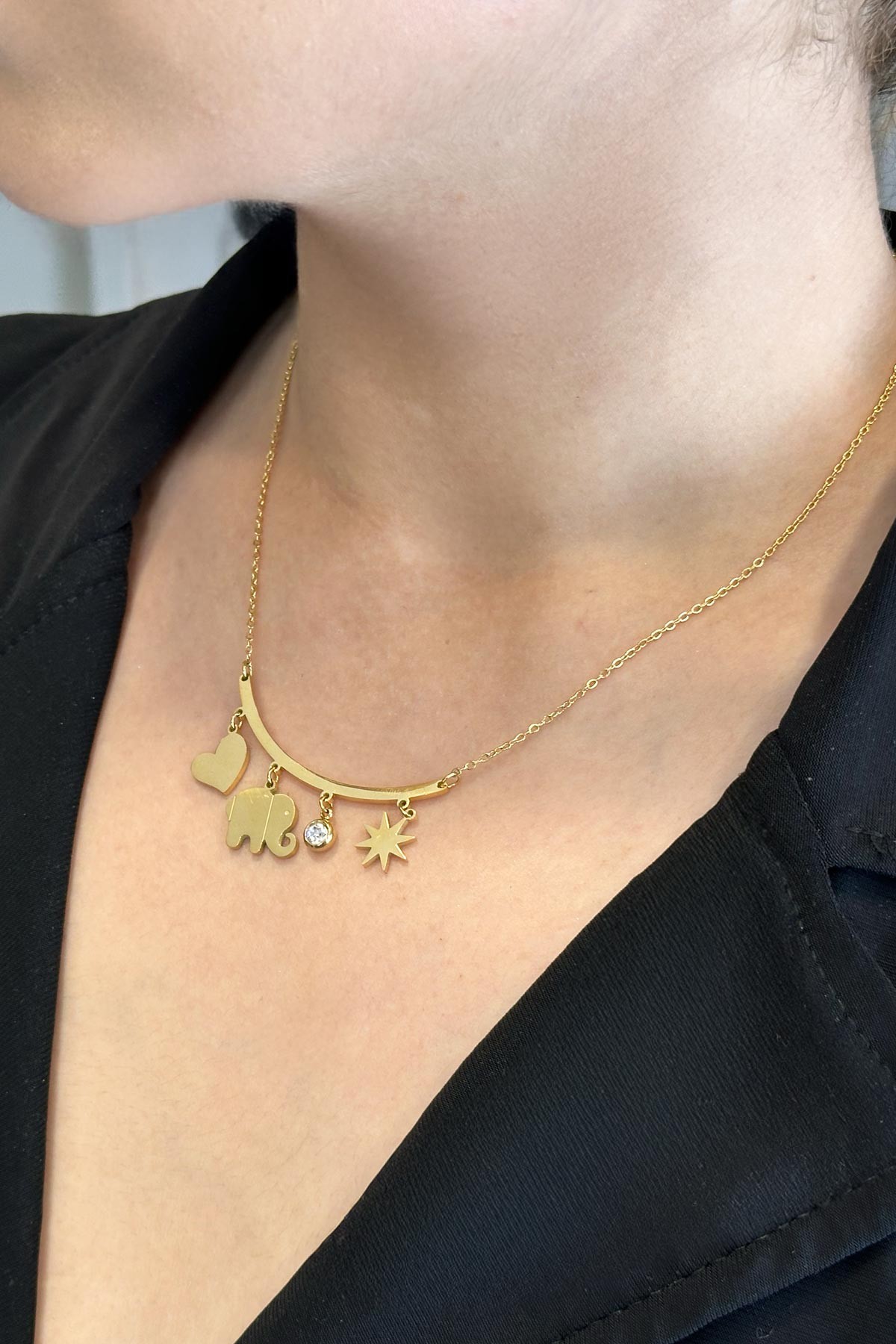 Gold Tasarım Şerit Üzerinde Fil Kalp Yıldız Ve Tektaş Sallantılı Çelik Kolye 45 Cm AKL3547