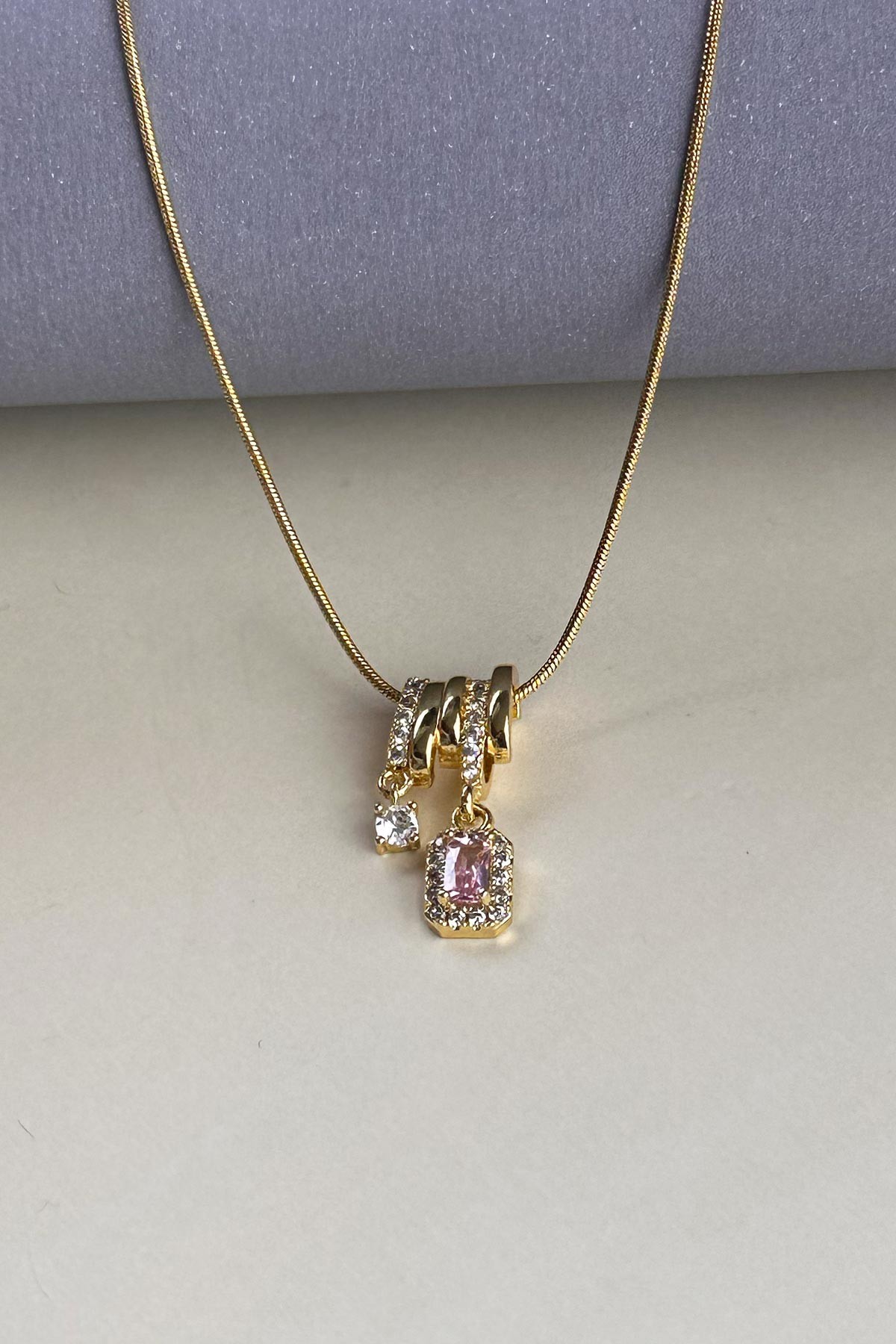 Gold Boru Zincir Tasarım Zirkon Çerçeveli Renkli Kristal Ve Tektaş Sallantılı Çelik Kolye 45 cm AKL3845