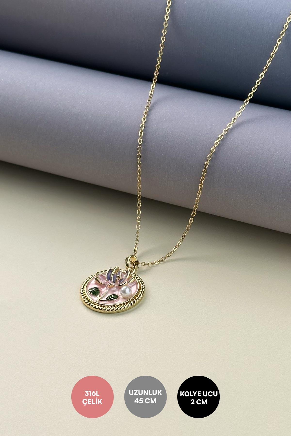 Gold Minimal Zincir Pembe Mineli İnci Detay Çiçek Figürlü Yuvarlak Desenli Çerçeve Tasarım Madalyon Çelik Kolye AKL4039