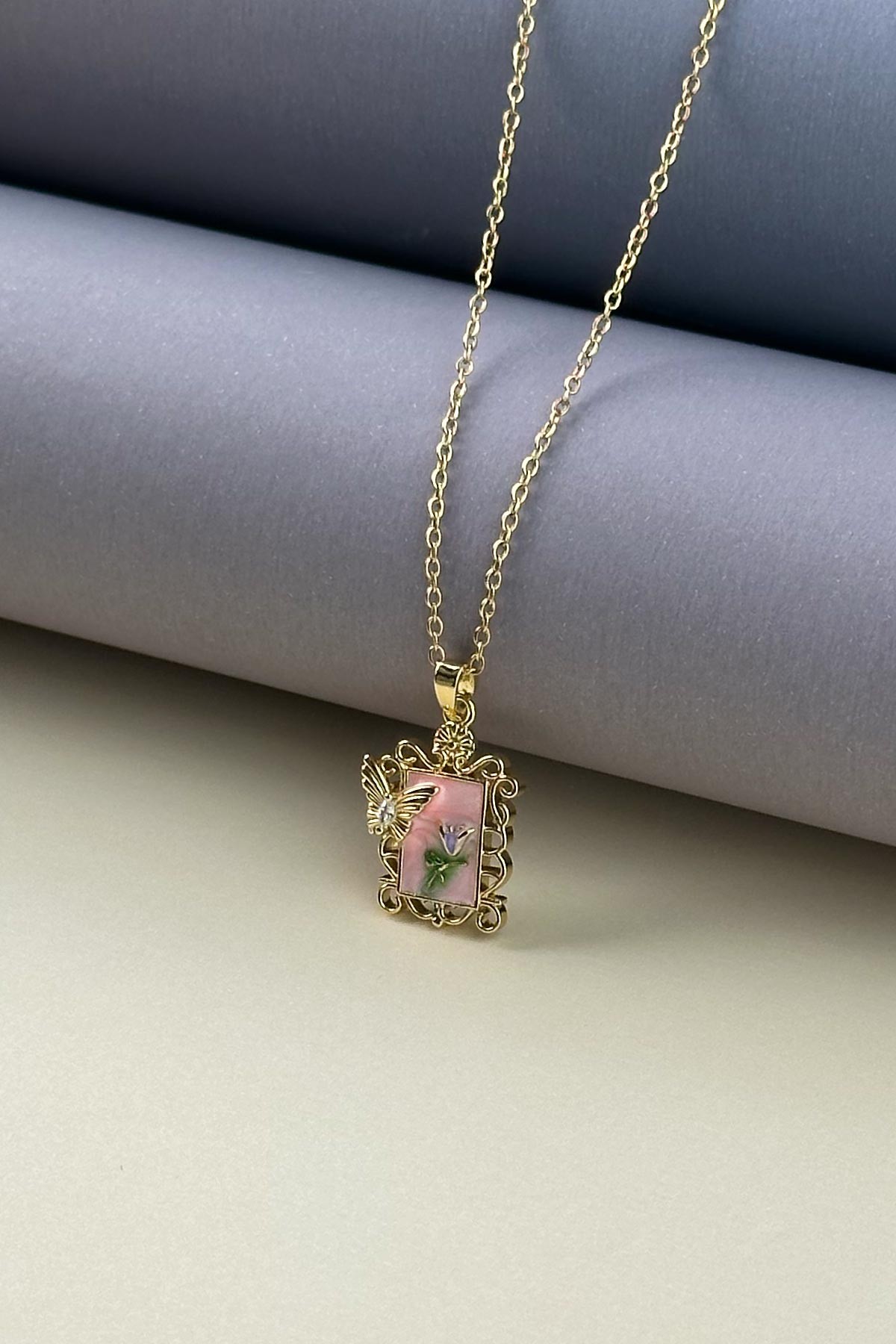 Gold Minimal Zincir Pembe Mineli Tektaş Detay Kelebek Ve Çiçek Figürlü Antika Kare Çerçeve Tasarım Madalyon Çelik Kolye AKL4040
