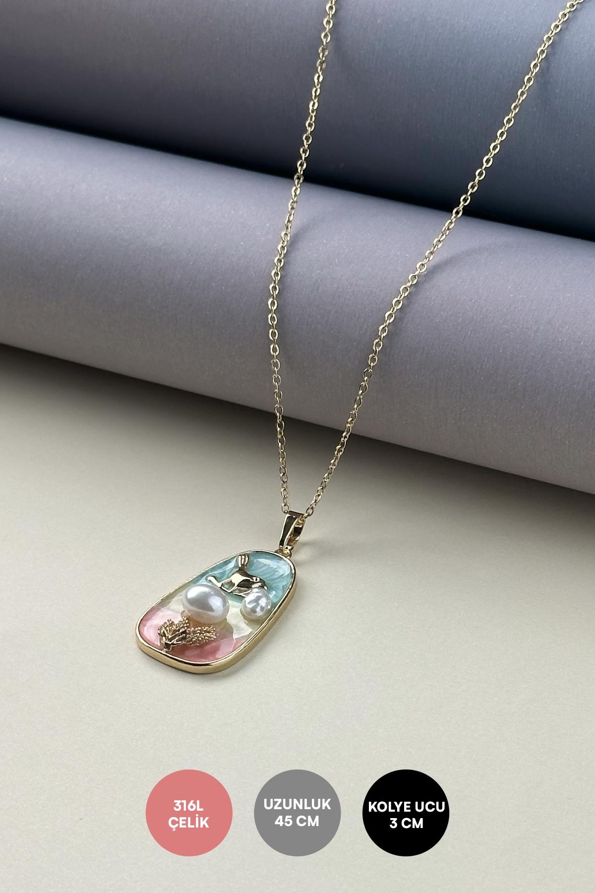 Gold Minimal Zincir Pembe Turkuaz Sarı Mineli İncili Başak Ve Kuş Figürlü Asimetrik Tasarım Madalyon Çelik Kolye AKL4033