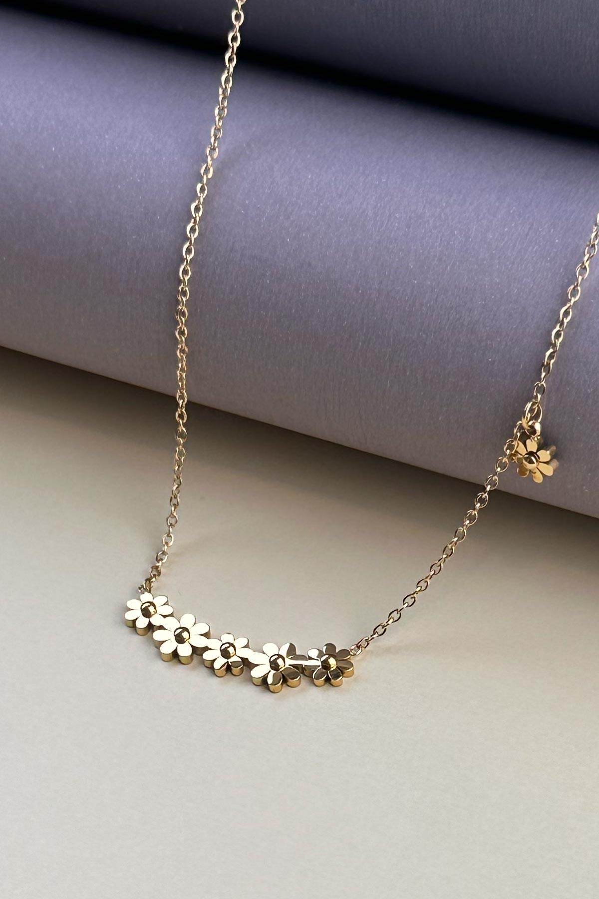 Gold Minimal Zincir Beşli Mini Papatya Sıralı Çelik Kolye 45 cm AKL4096