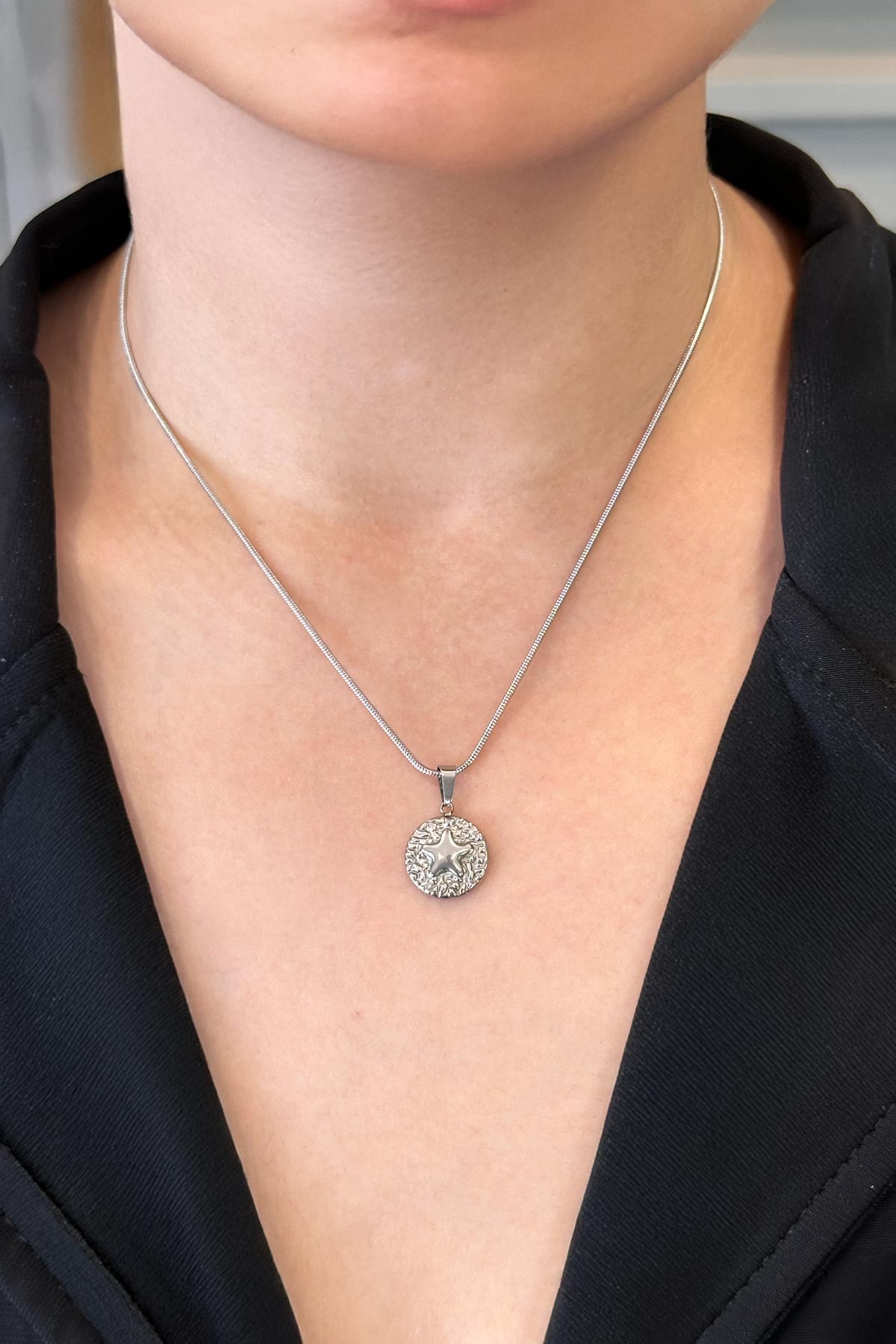 Silver Boru Zincir Desenli Pul Üzerinde Yıldız Detay Çelik Kolye 45 cm AKL3698