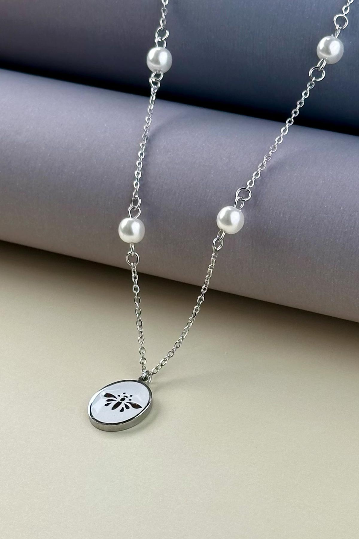 Silver Minimal Zincir İnci Sıralı Sembolik Kelebek Figürlü Madalyon Çelik Kolye 45 cm AKL4050