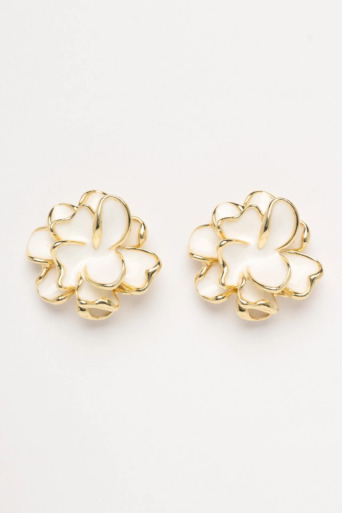 Gold Kenarlı Beyaz Seramik Tasarık Çiçek Stefany Küpe AKE9788