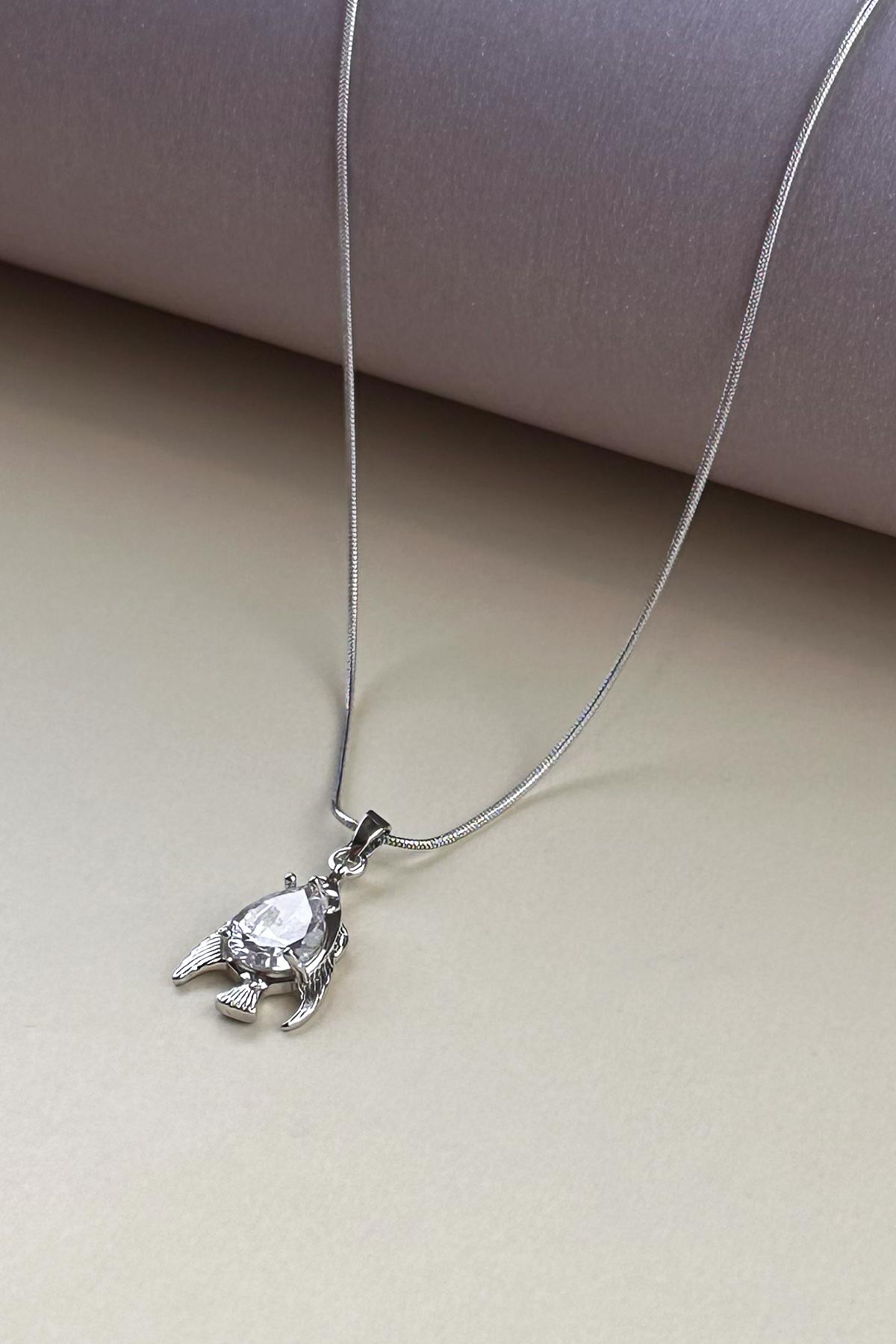 Silver Minimal Boru Zincir Büyük Kristal Taş Detay Balık Tasarım Çelik Kolye 45 cm AKL3867