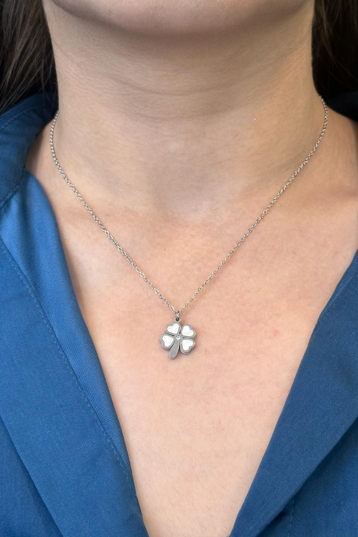 Silver Minimal Zincir Beyaz Sedefli Kalp Yapraklı Yonca Sallantılı Çelik Kolye 45 cm AKL3784