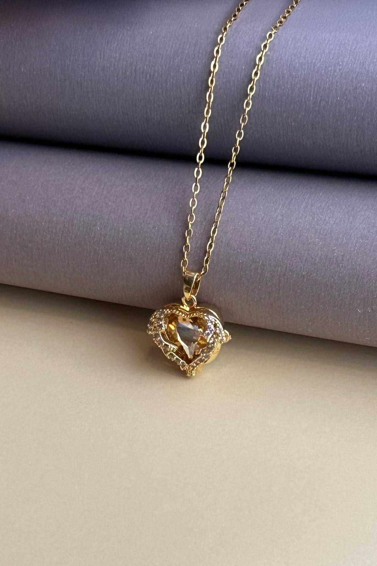 Gold Minimal Zincir Zirkon Taş Detay Büyük Sarı Kalp Çelik Kolye 45 cm AKL4094