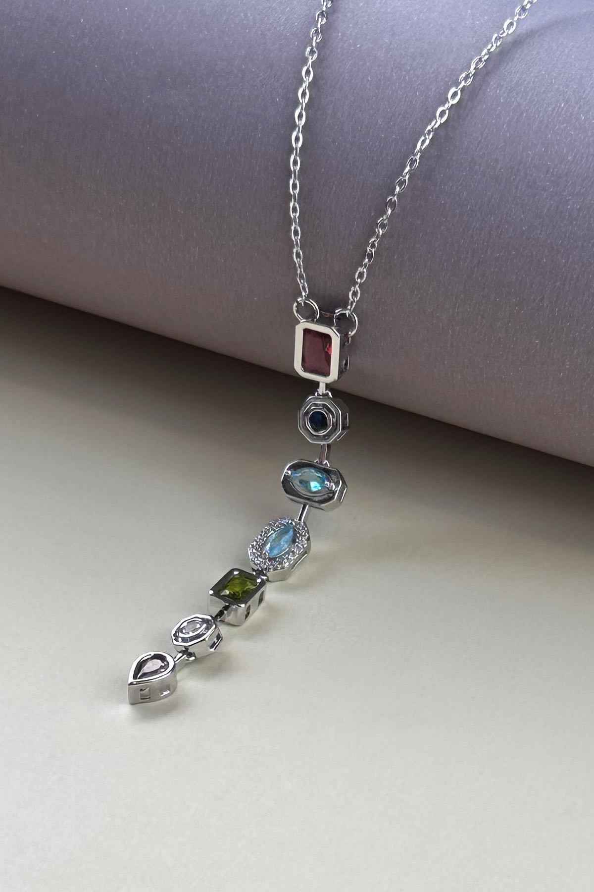 Silver Minimal Zincir Renkli Kristal Karma Şekilli Taş Sallantılı Luxury Kolye 60 cm AKL3829