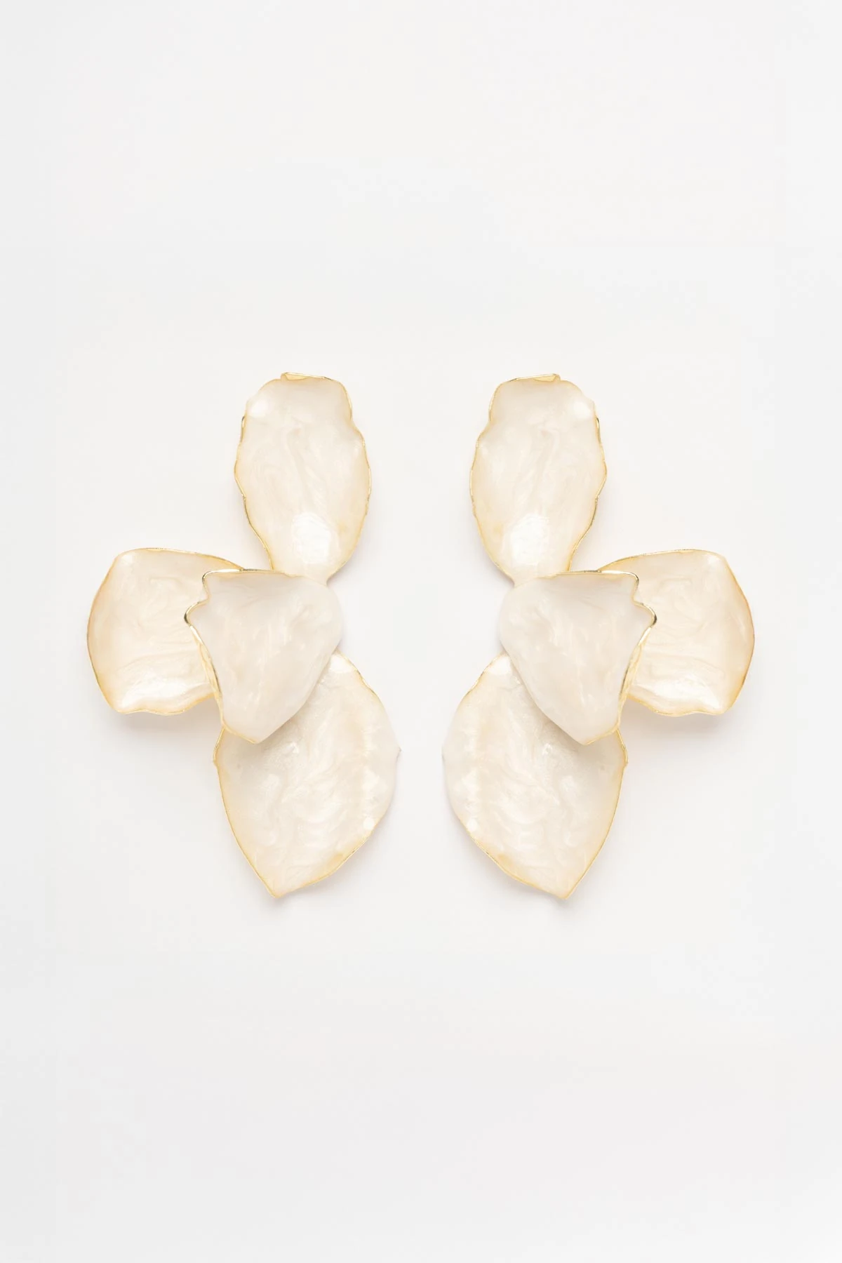 Gold Kenar Beyaz Seramik Tasarım Yaprak Stefany Küpe AKE9803