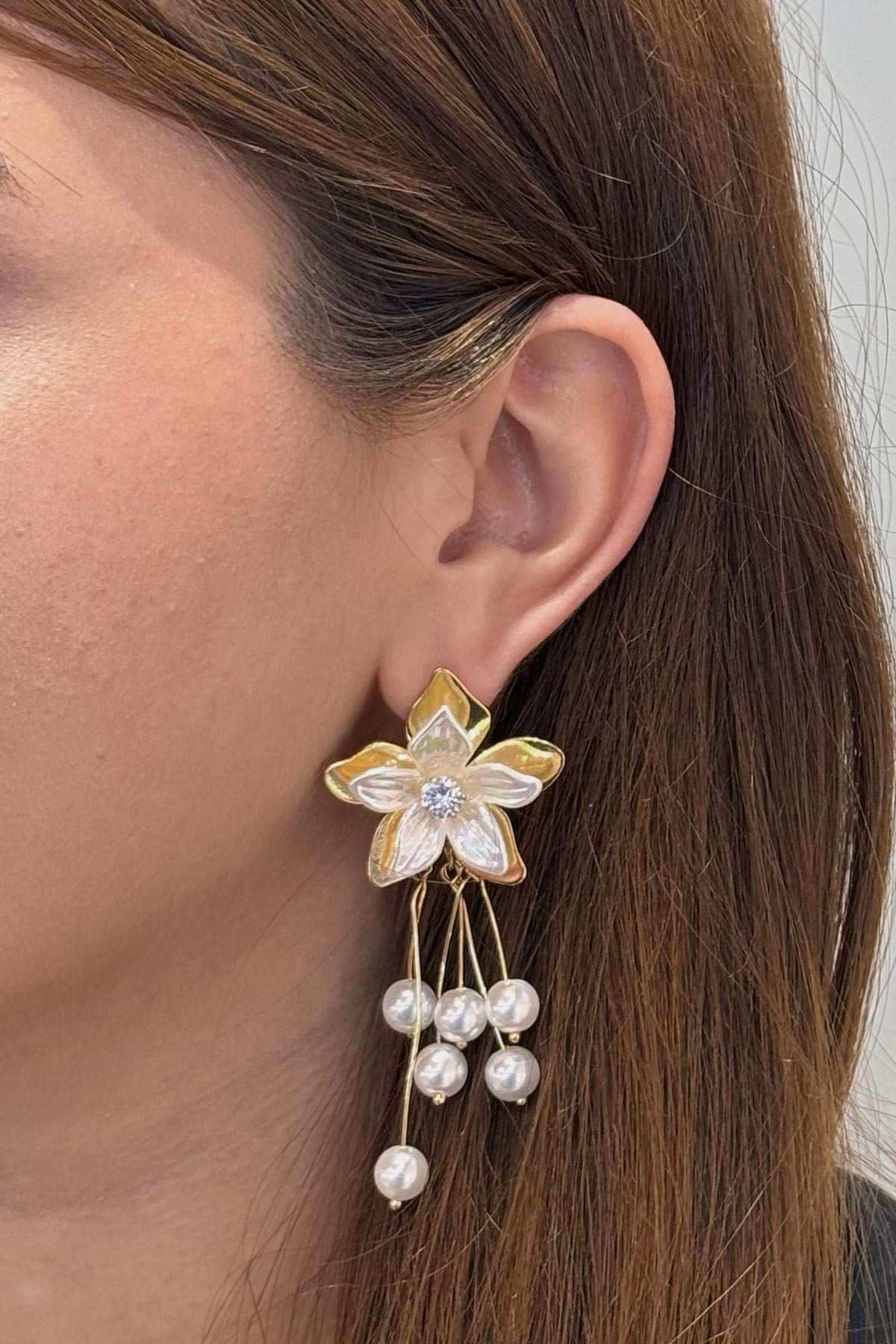 Gold Yaprak Beyaz Flower Tektaş Detay İnci Sallantılı Stefany Küpe AKE8095