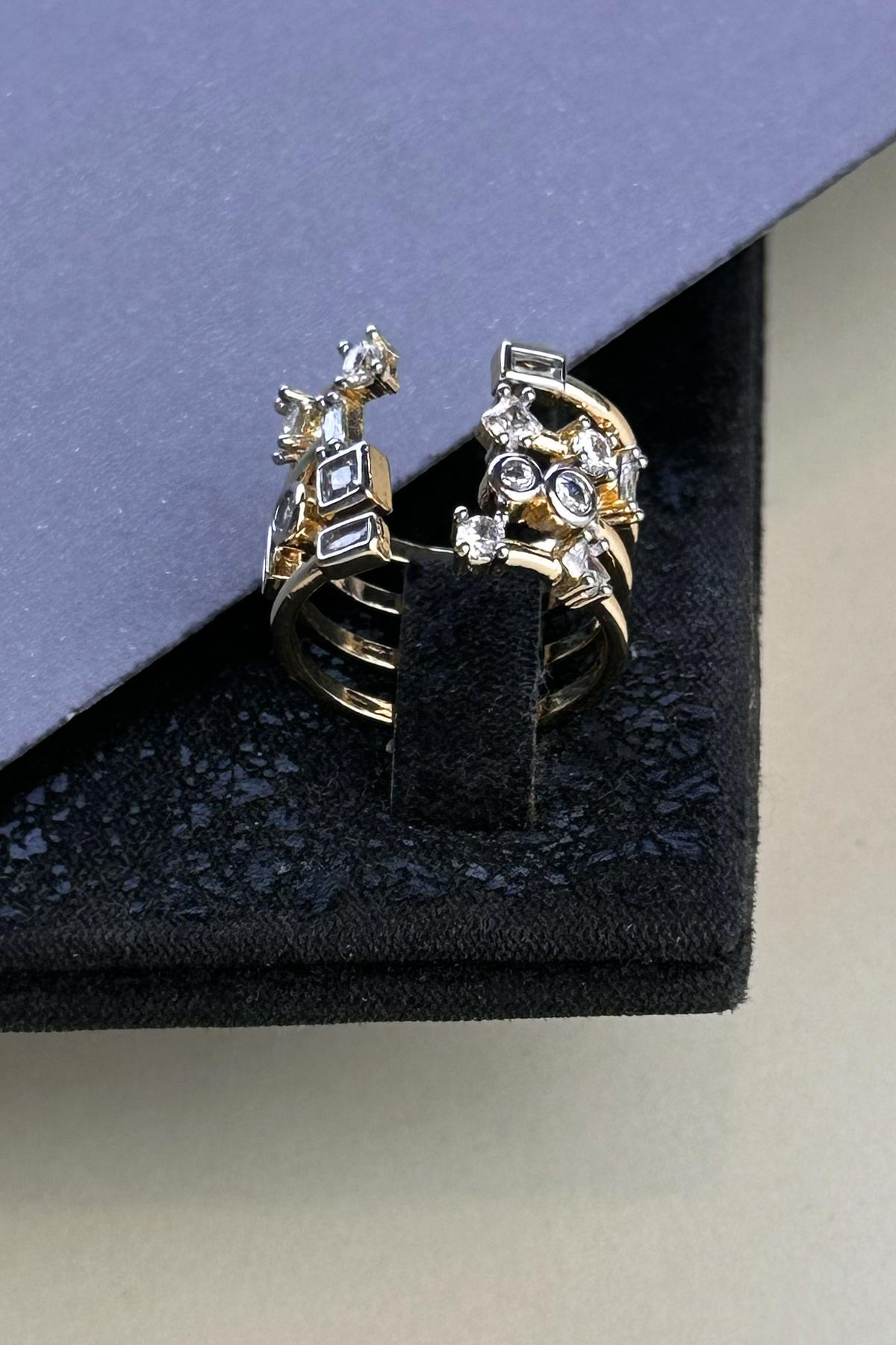 Gold Dörtlü Hat Üzerinde Baget Taşlı Karma Şekiller Tasarım Glory Yüzük AYZ8403