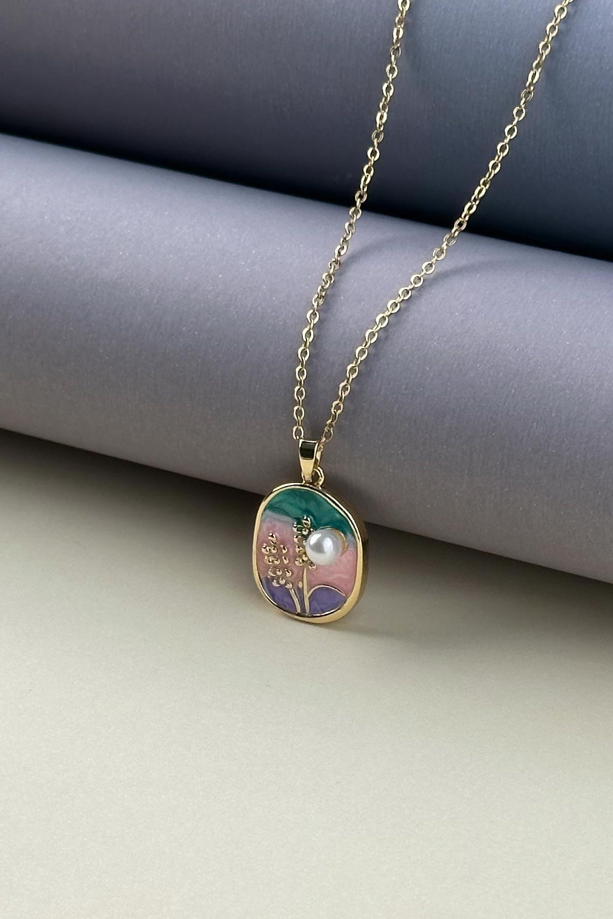 Gold Minimal Zincir Pembe Yeşil Mor Mineli İncili Başak Figürlü Asimetrik Tasarım Madalyon Çelik Kolye AKL4035