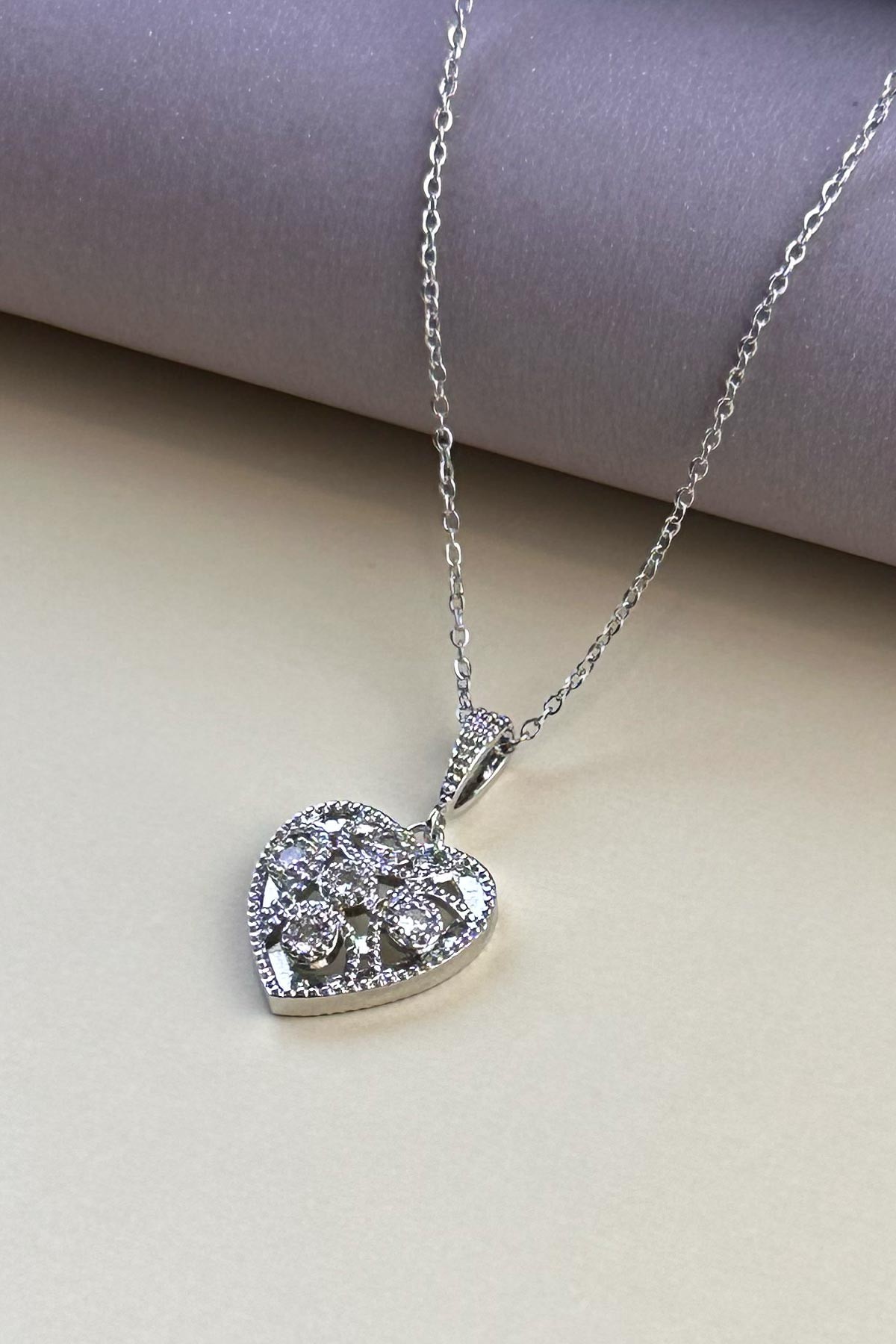 Silver Minimal Zincir Tektaş Detay Dolgulu Büyük Kalp Sallantılı Çelik Kolye 45 cm AKL4085