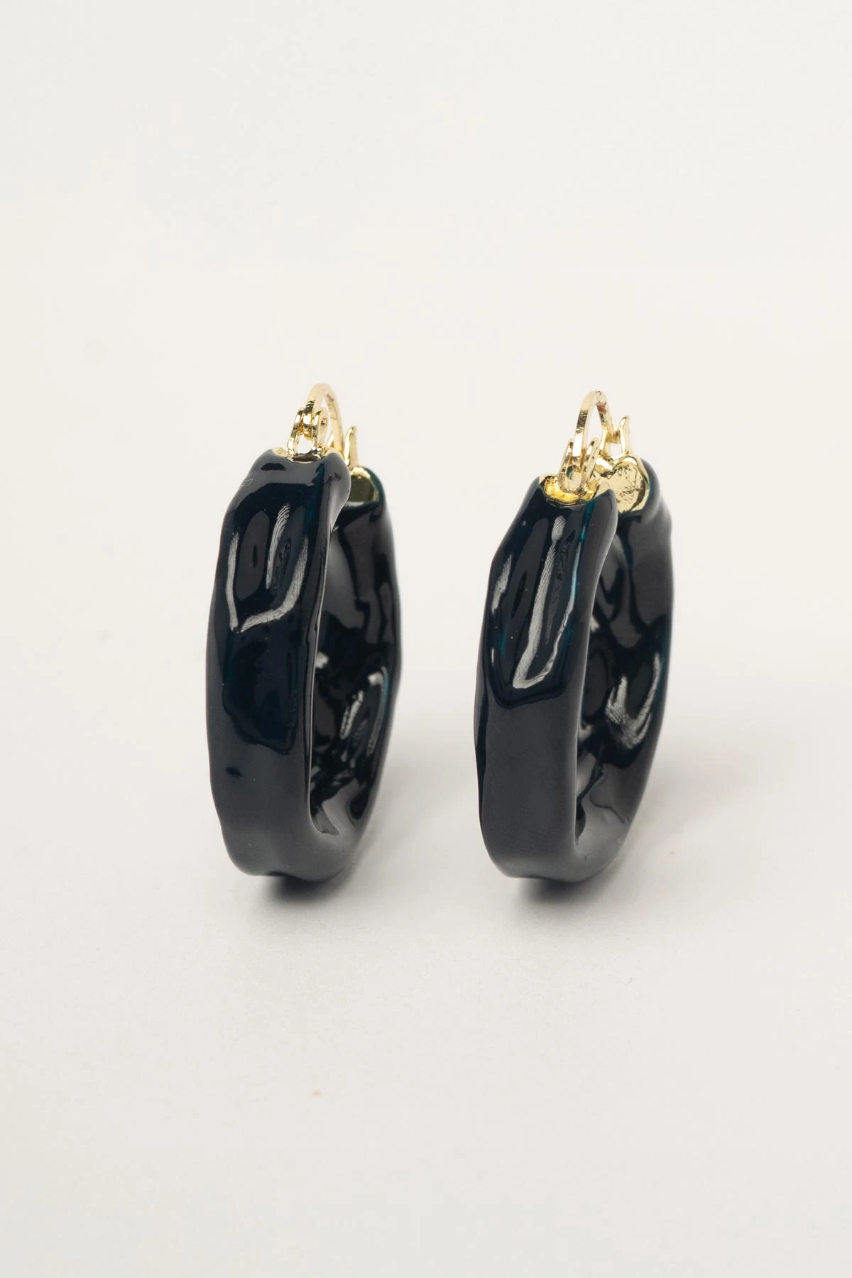 Siyah Deri Görünümlü Buruşuk Desen Halka Stefany Küpe AKE9646