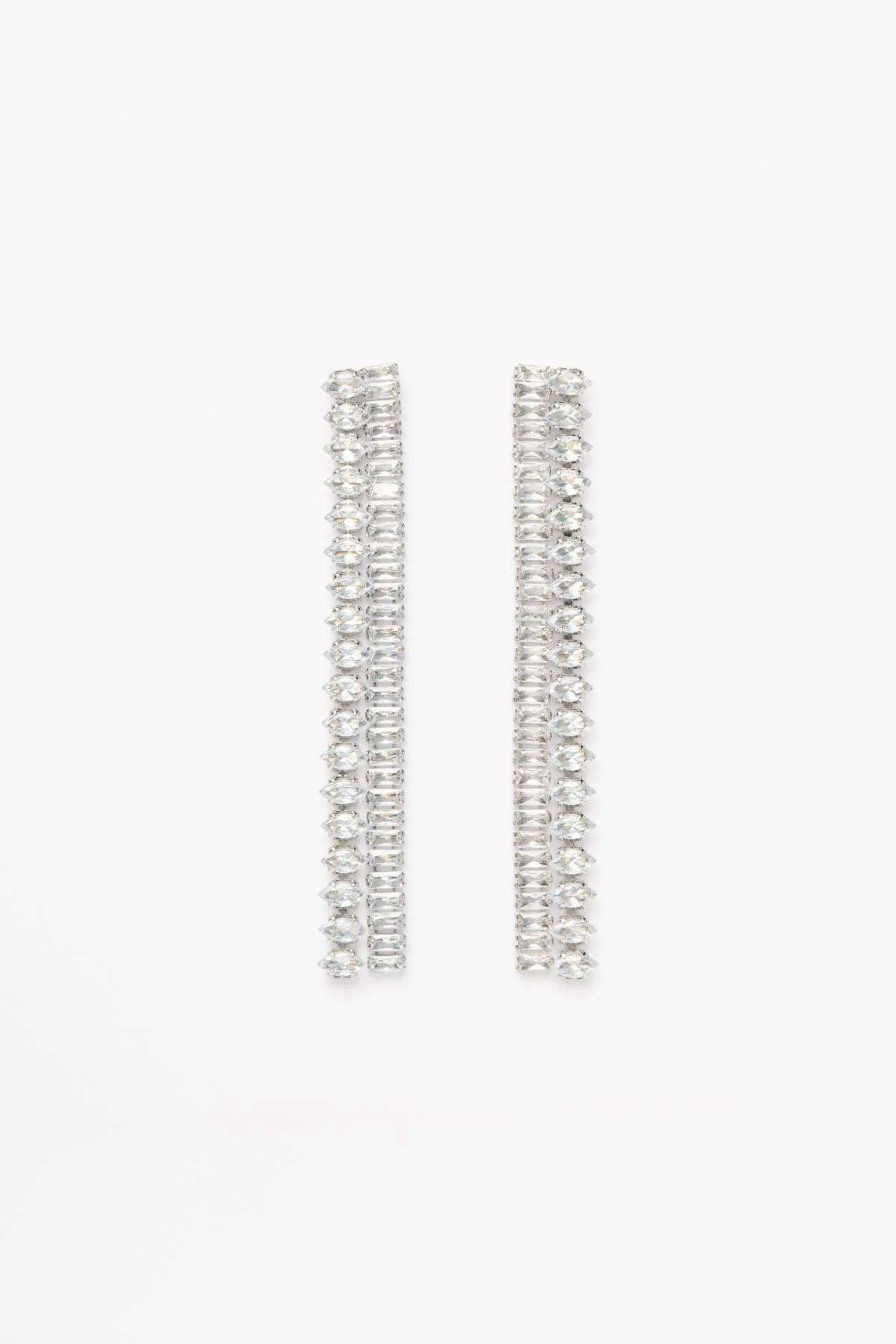 Çift Sıra Baget Ve Karo Taş Sallantılı Shiny Küpe AKE9516