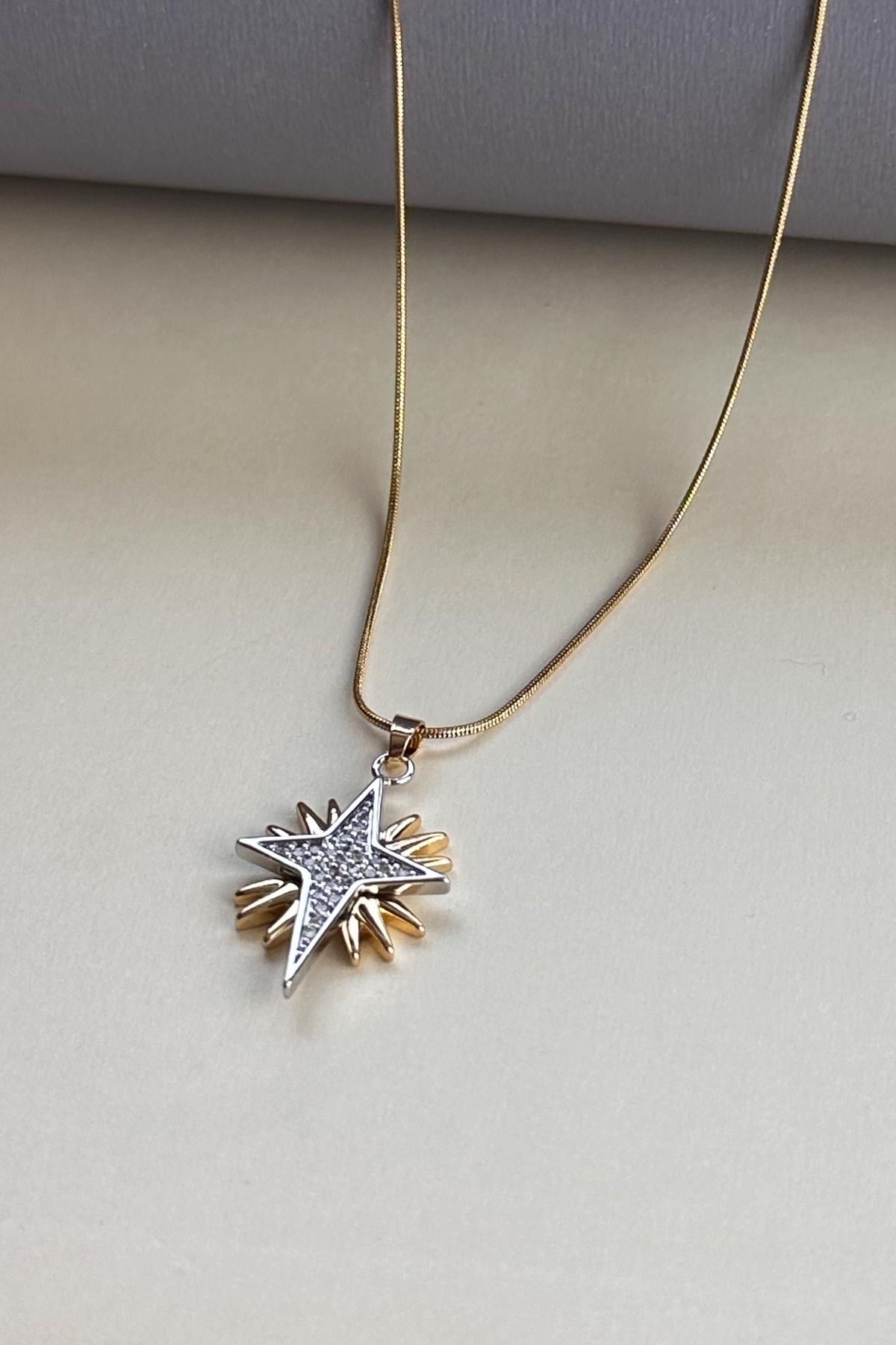Gold Boru Zincir Zirkon Taş Detay Kutup Yılıdız Sallantılı 45cm Çelik Kolye AKL4010