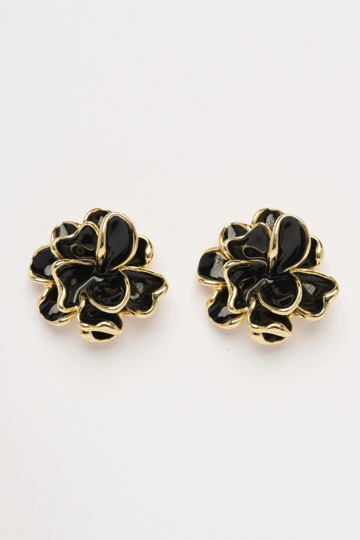 Gold Kenarlı Siyah Seramik Tasarık Çiçek Stefany Küpe AKE9789