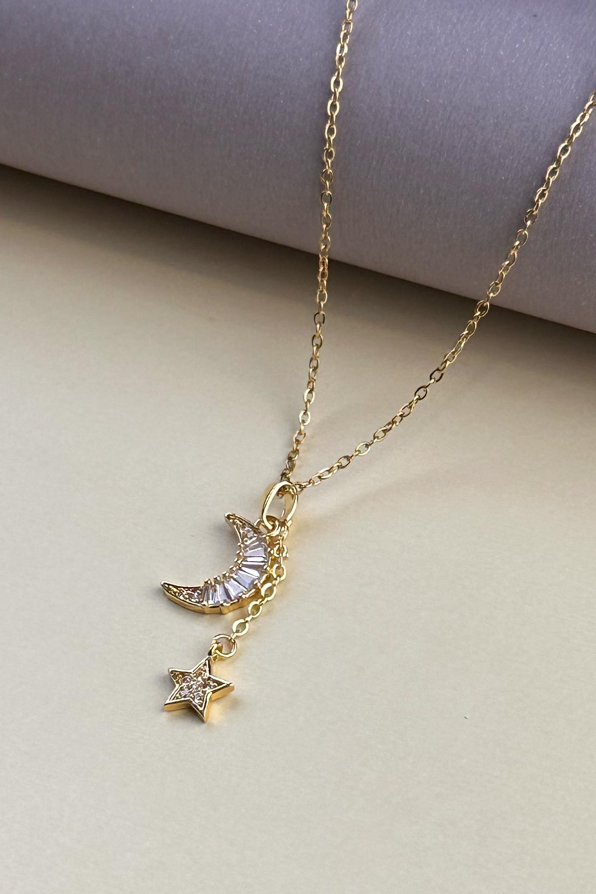 Gold Minimal Zincir Baget Detay Ay Ve Zirkon Detay Yıldız Sallantılı Çelik Kolye 45 cm AKL4068