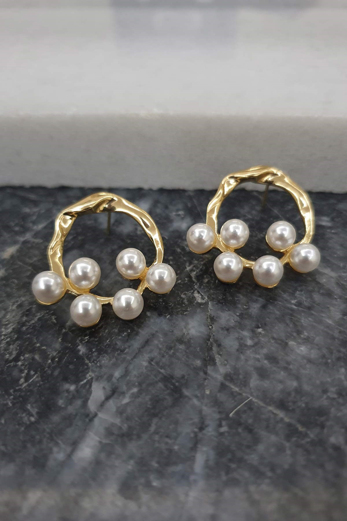 Çok İncili Yuvarlak Metal Küpe AKE3254