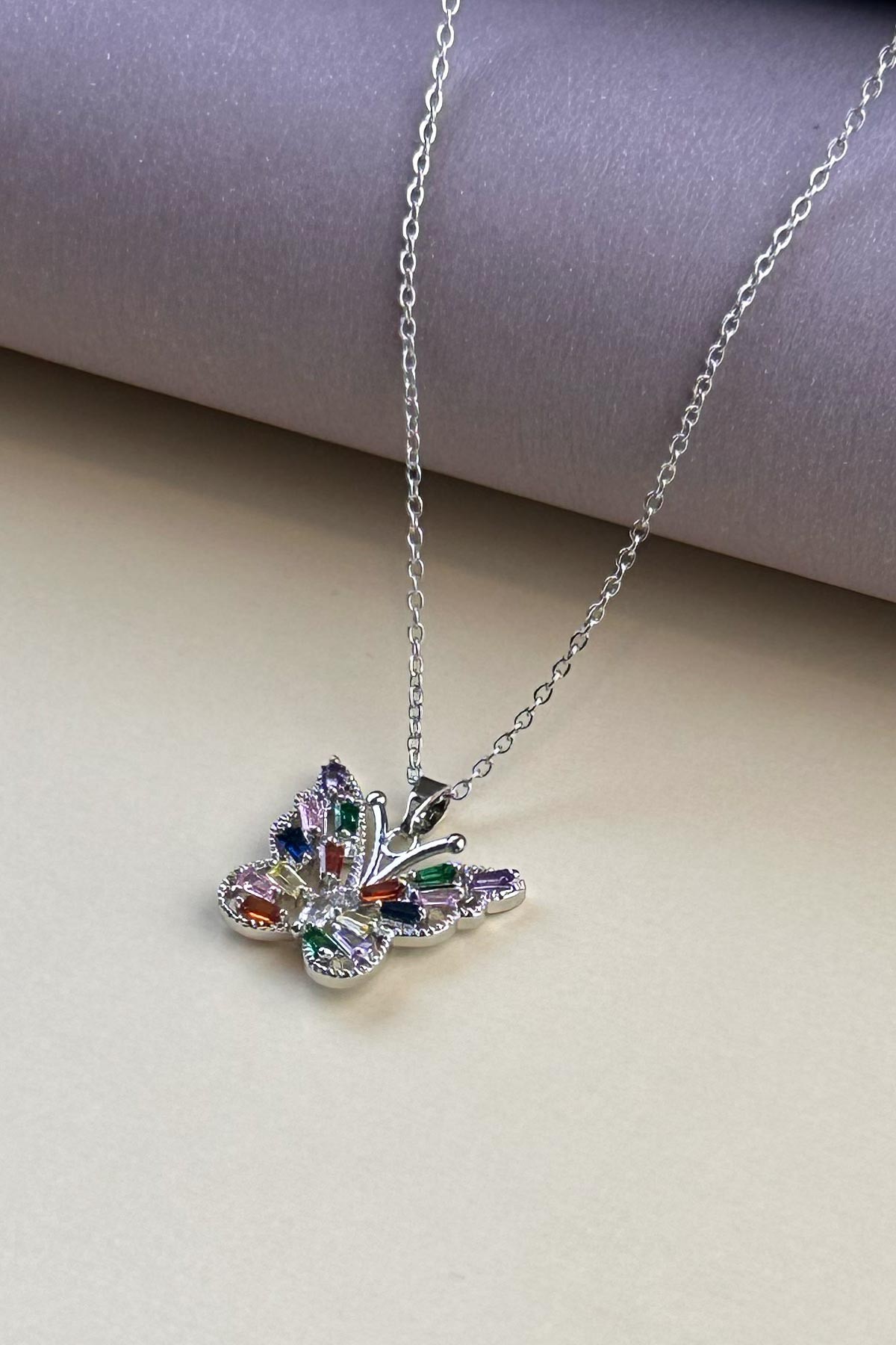 Silver Minimal Zincir Renkli Baget Taşlı Büyük Kelebek Sallantılı Çelik Kolye 45 cm AKL4093
