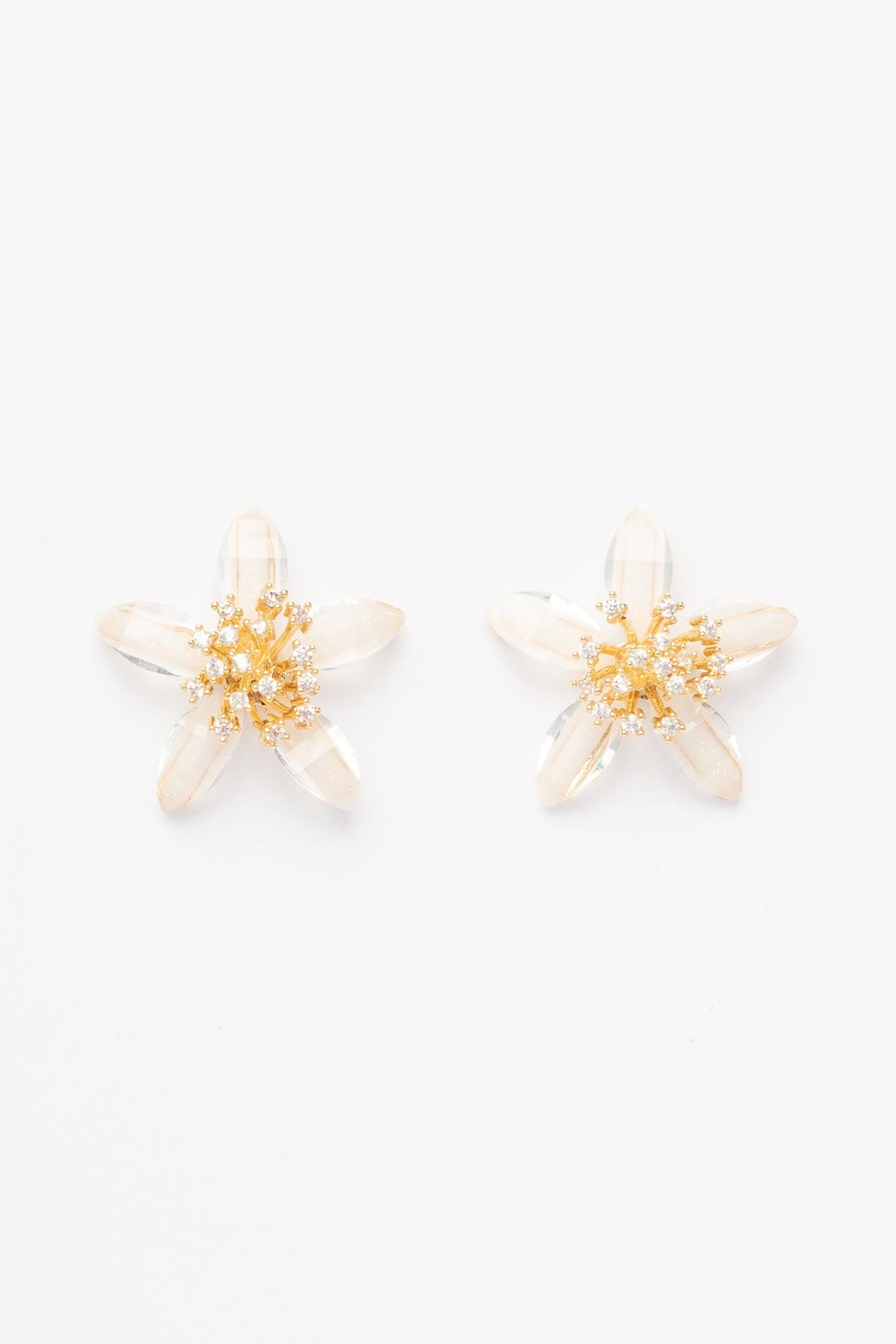 Gold Zirkon Taşlı Beyaz Çiçek Tasarım Glory Küpe AKE9559