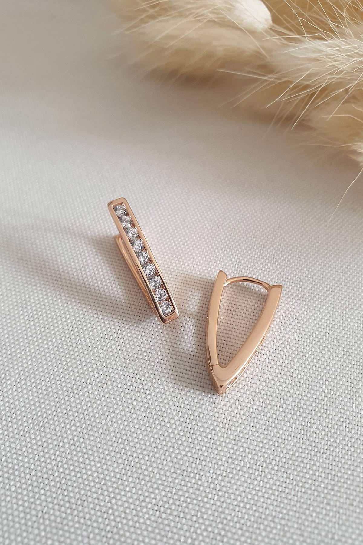 Gold İri Taşlı Exclusive V Küpe Ake3283