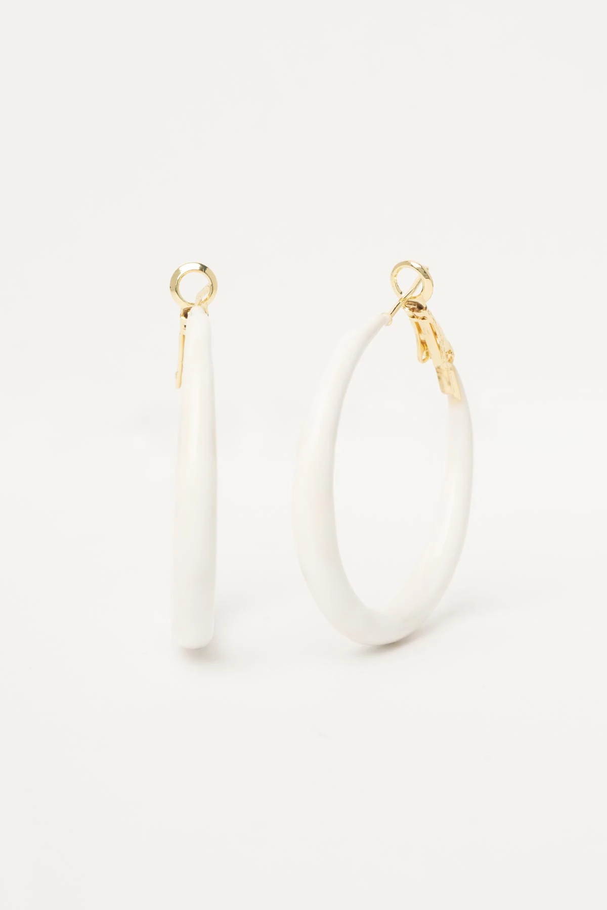 Beyaz Deri Görünümlü Büyük Halka Stefany Küpe AKE9642