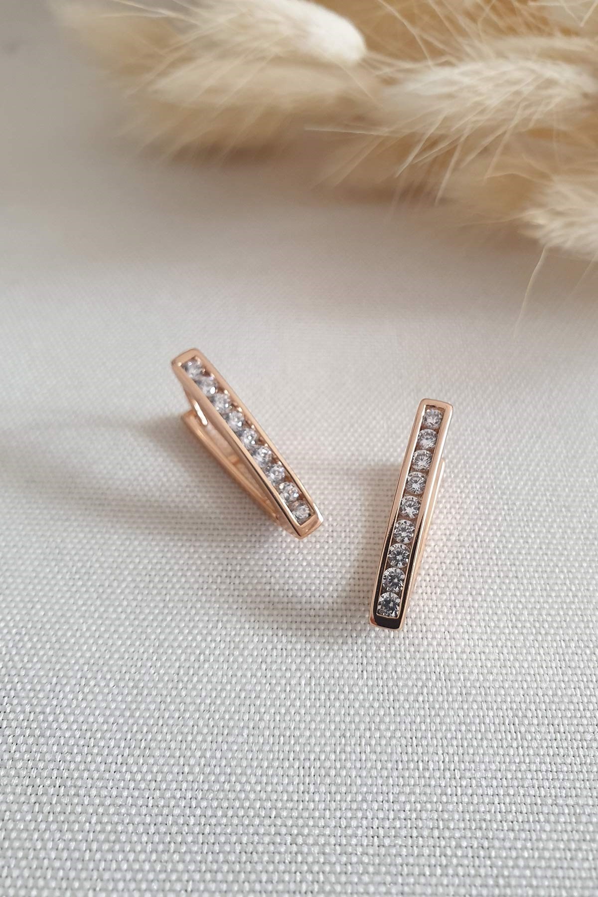 Gold İri Taşlı Exclusive V Küpe Ake3283