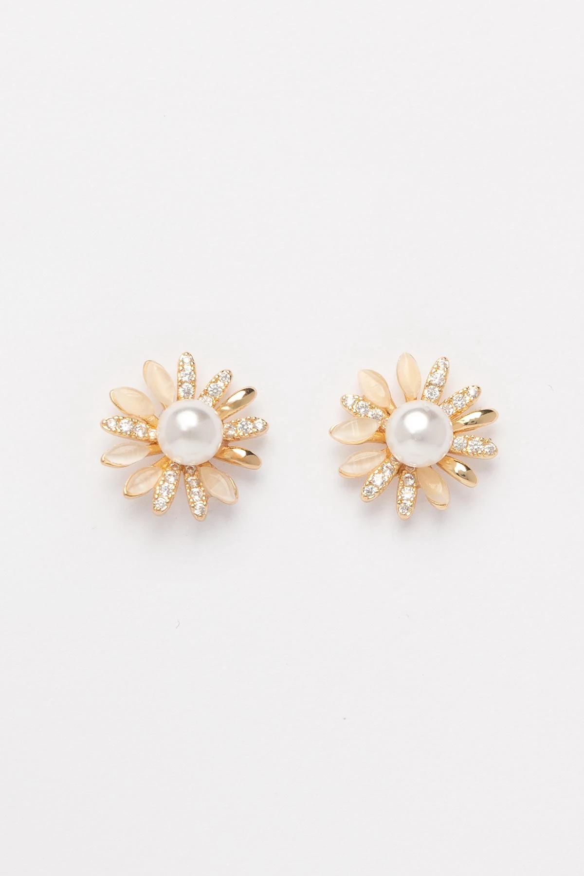 Gold İnci Detay Zirkon Yapraklı Papatya Glory Küpe AKE9483