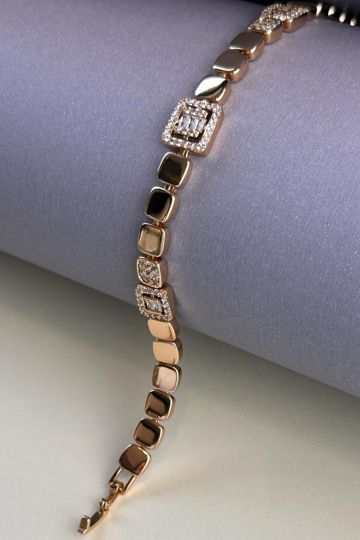 Gold Dolgulu Kareler Ve Zirkon Çerçeveli Baget Taş Detay Luxury Bileklik ABL7186