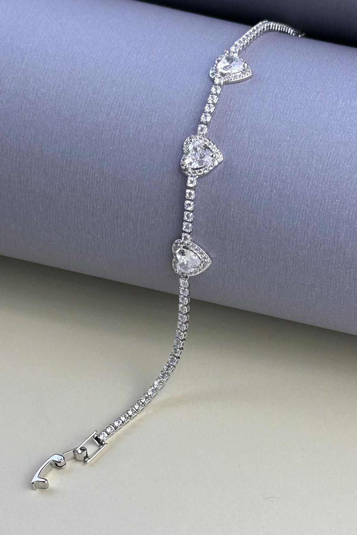 Silver Zirkon Kareler Sıralı Üçlü Kristal Kalpler Tasraım Bijuteri Bileklik ABL7258