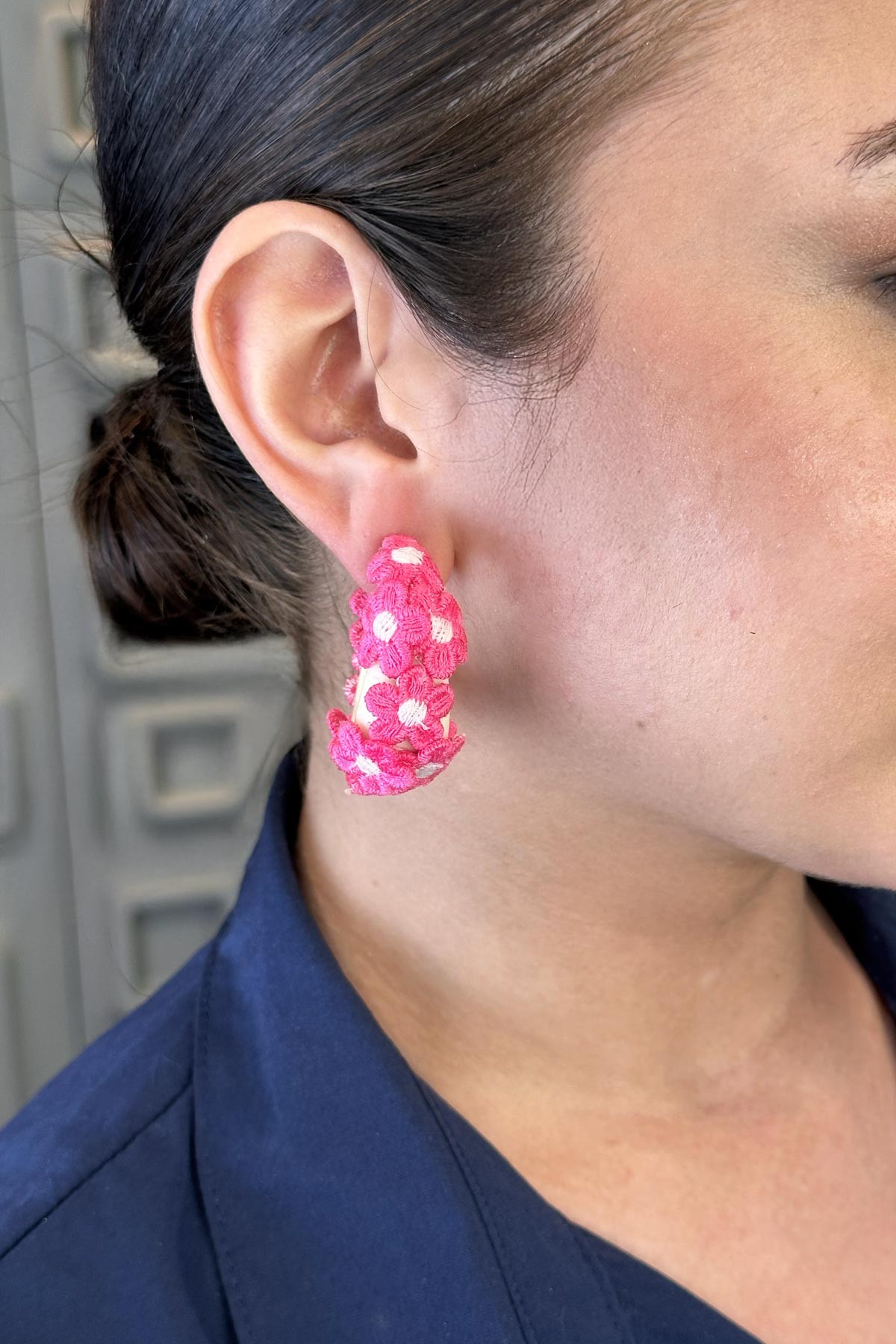 Pembe Örgü Çiçek Tasarım Akrilik Büyük Yarım Halka Stefany Küpe AKE8995