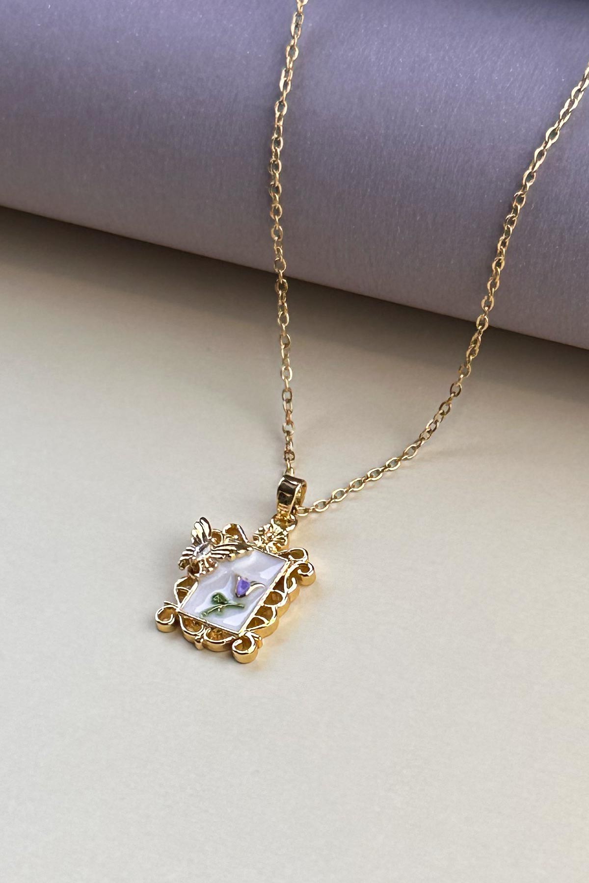 Gold Minimal Zincir Beyaz Mineli Tektaş Detay Kelebek Ve Çiçek Figürlü Antika Kare Çerçeve Tasarım Madalyon Çelik Kolye 45 cm AKL4059